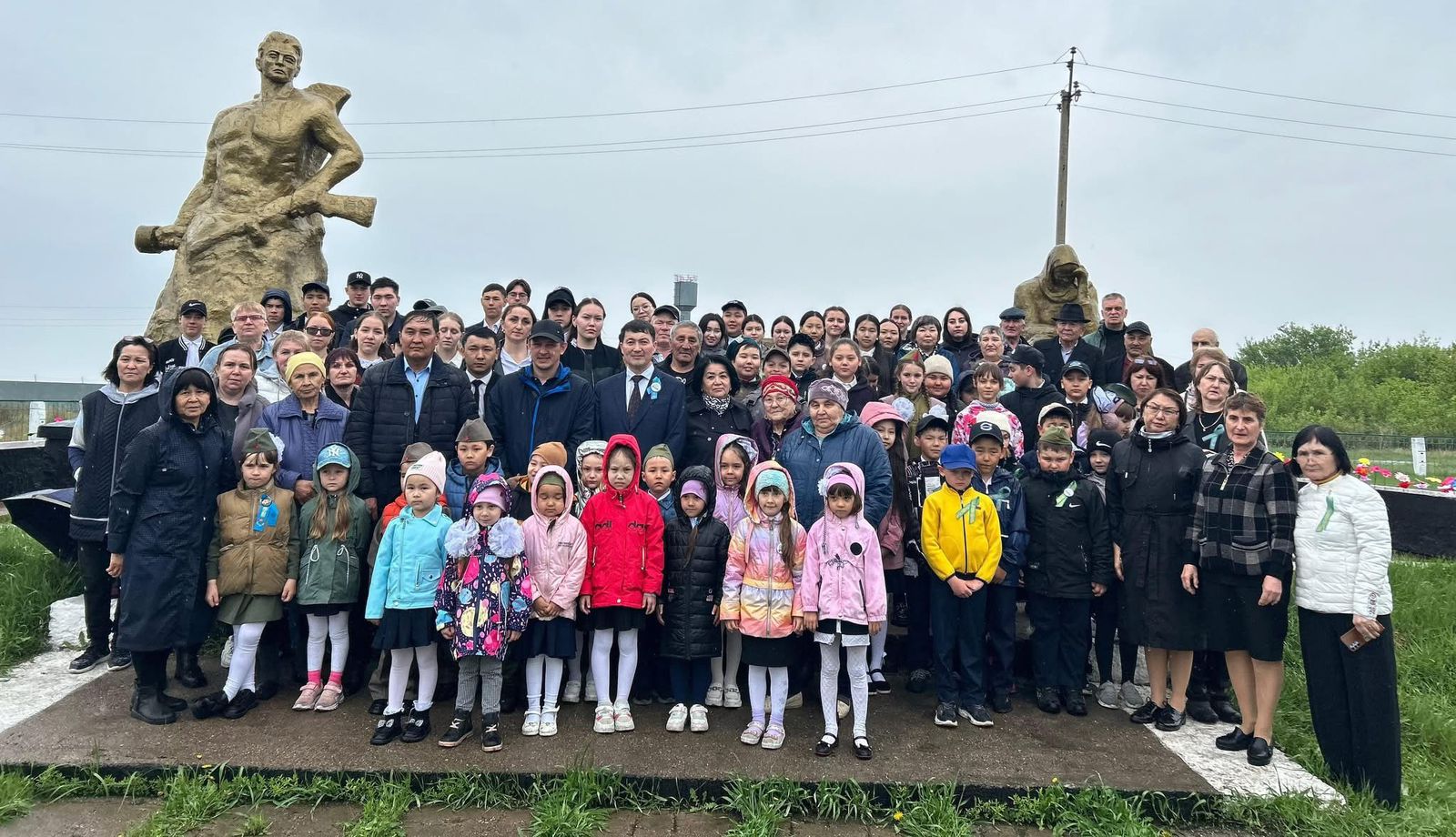 Степное ауылында қаза тапқан жауынгерлерге арналған ескерткішке гүл шоқтарын қою рәсім
