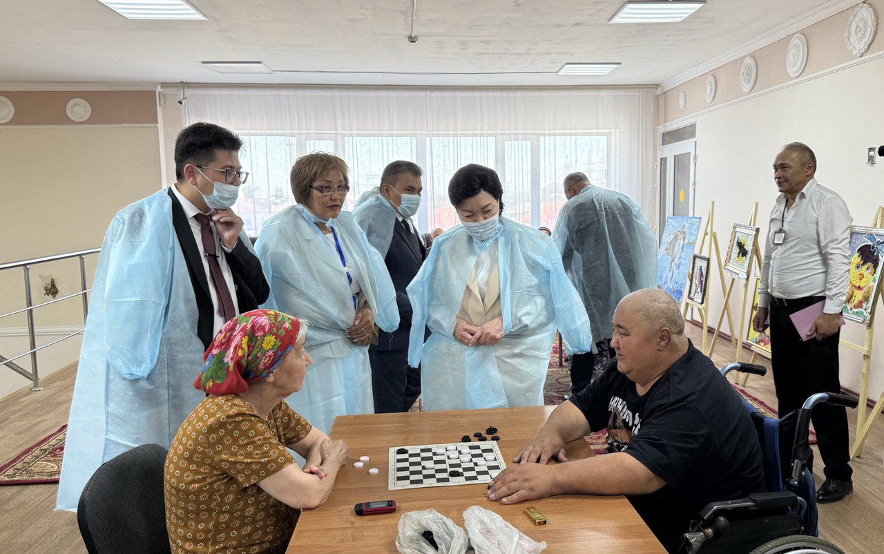 С. Жакупова посетила социальные учреждения и предприятия области Улытау
