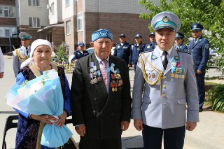 Ақтөбе полицейлері тыл ардагерін Жеңістің 80 жылдығымен құттықтады