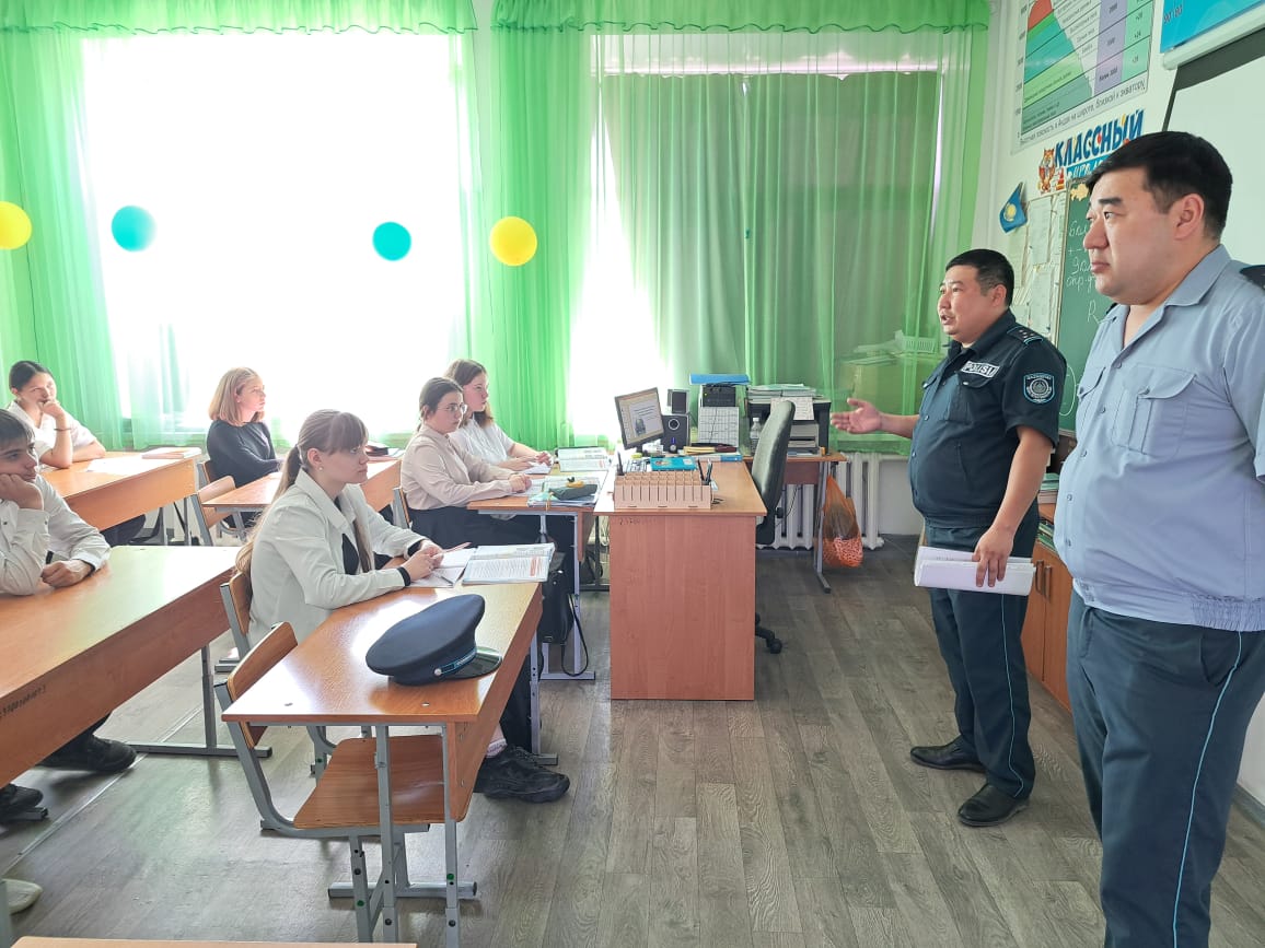 Шахтинск қаласының мектептерінде Шахтинск қаласының полиция бөлімінің қызметкерлері 4-11 сыныптардың оқушыларына кәмелетке толмағандар арасындағы құқық бұзушылықтың алдын алу мәселелері бойынша дәрістер өткізді.