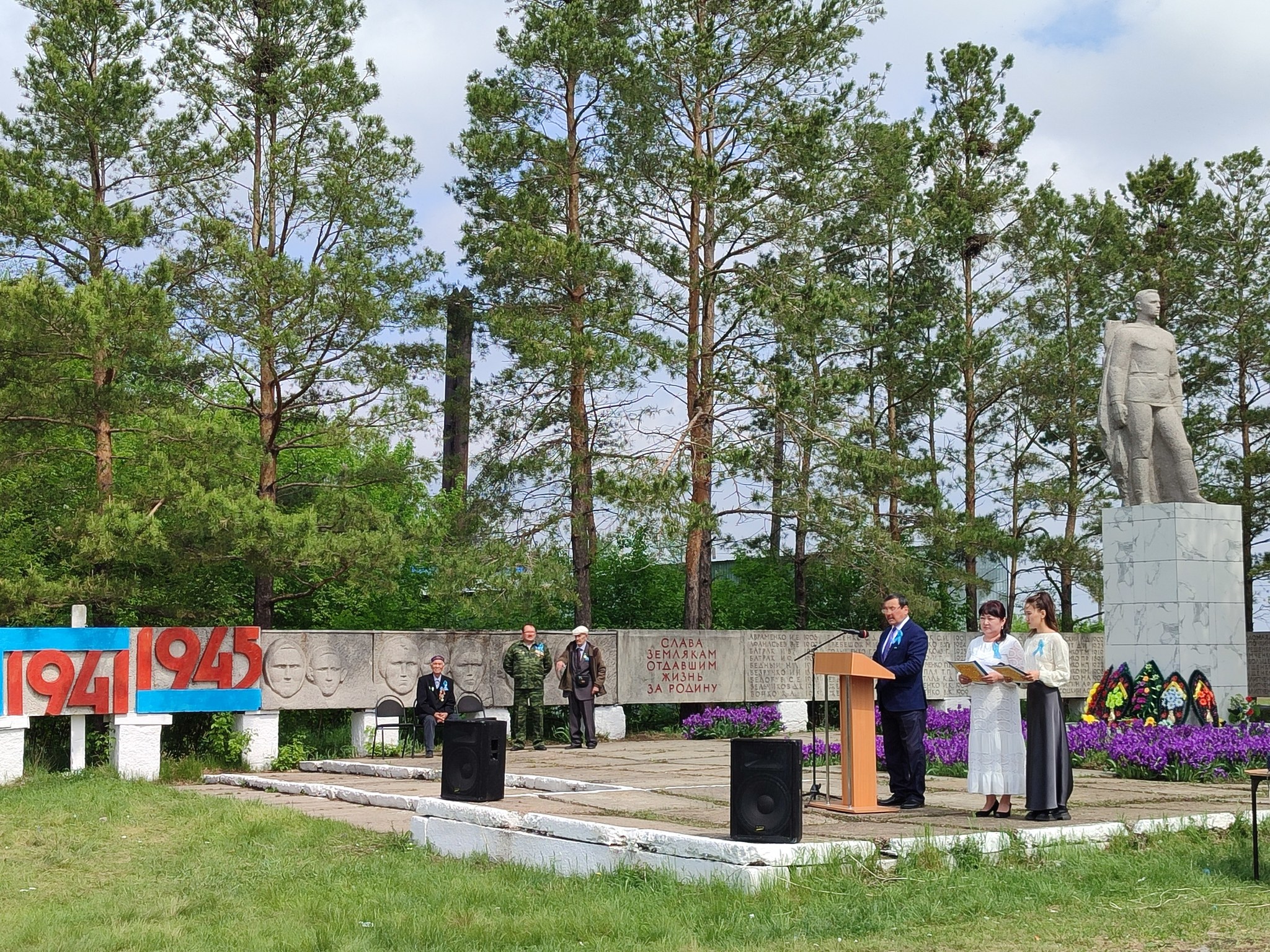 2025 жылғы 9 мамырда Благовещенка ауылындағы Мәдениет үйінің алаңында Ұлы Отан соғысындағы Жеңіс күнінің 80 жылдығына арналған гүл шоқтарын қою рәсімі өтті.