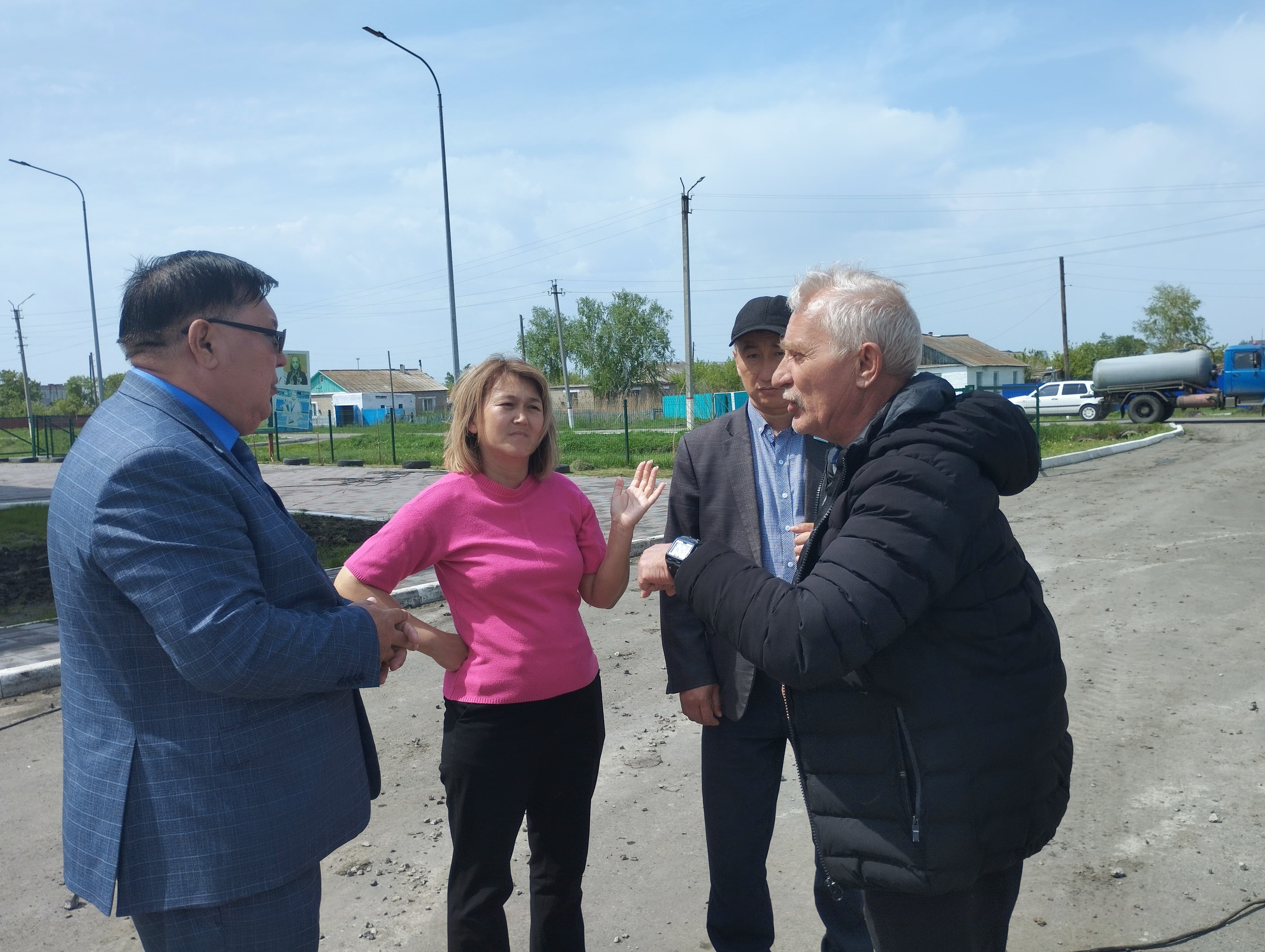 Бүгін, 2025 жылғы 15 мамырда Аудандық мәслихат төрағасы Н.С. Болатов аудандық мәслихат депутаттарымен бірге Ұзынкөл ауылындағы 18 пәтерлі тұрғын үй және хоккей корты құрылысының нысандарын аралады.