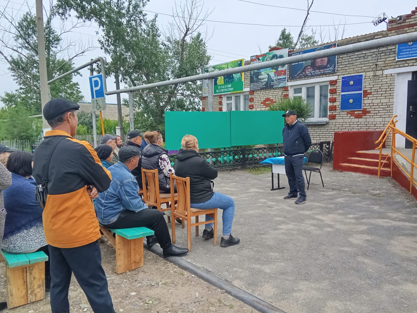Глебовка ауылында Денисовский ауданы әкімінің есеп беру кездесуі өтті.