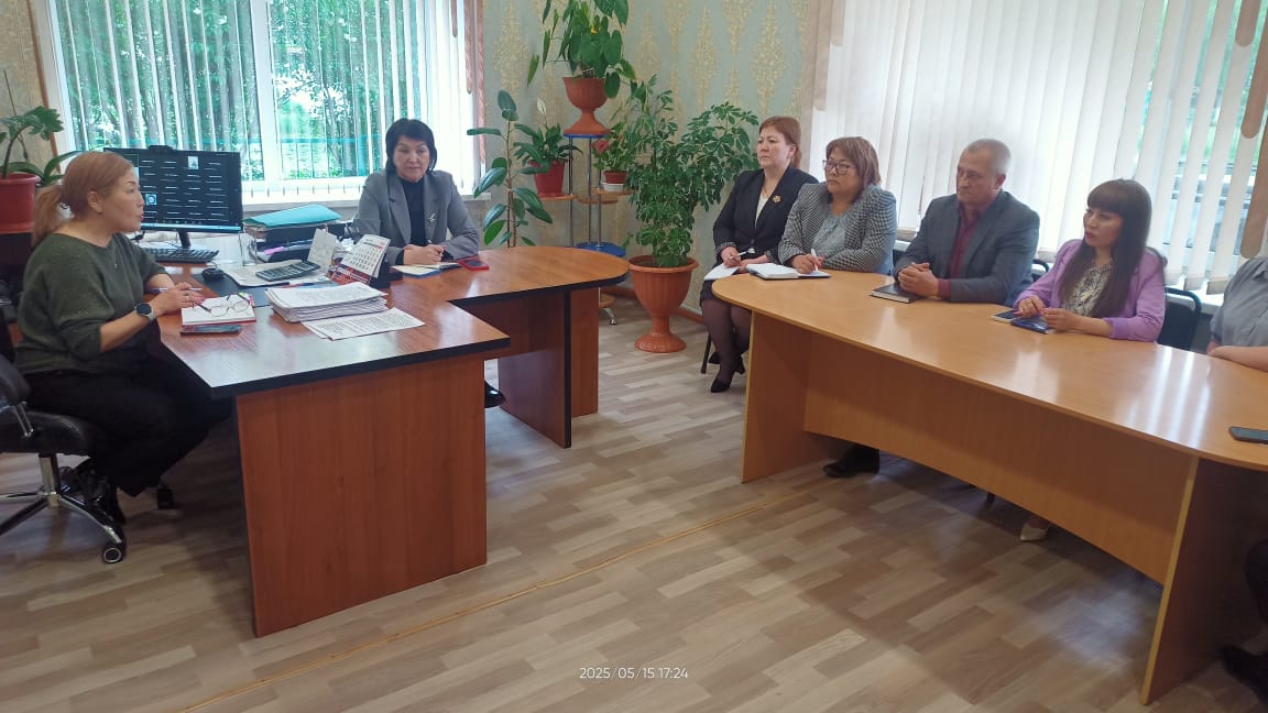Есіл ауданы білім бөлімінің қызметкерлері және әдіскерлерімен кездесу