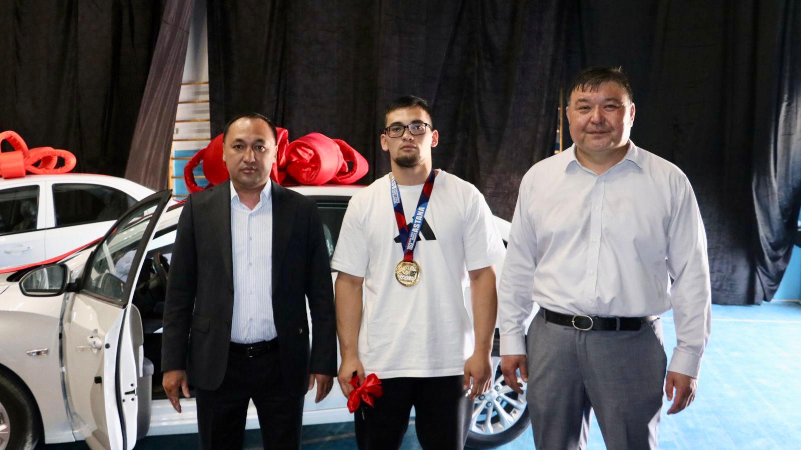 ТҮРКІСТАН: ШАРДАРАДА ӘЛЕМ ЧЕМПИОНЫНА ҚҰРМЕТ КӨРСЕТІЛДІ