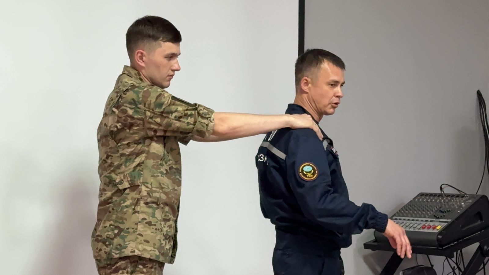 Құтқарушылар әскери қызметшілерді қауіпсіздік шараларына үйретеді
