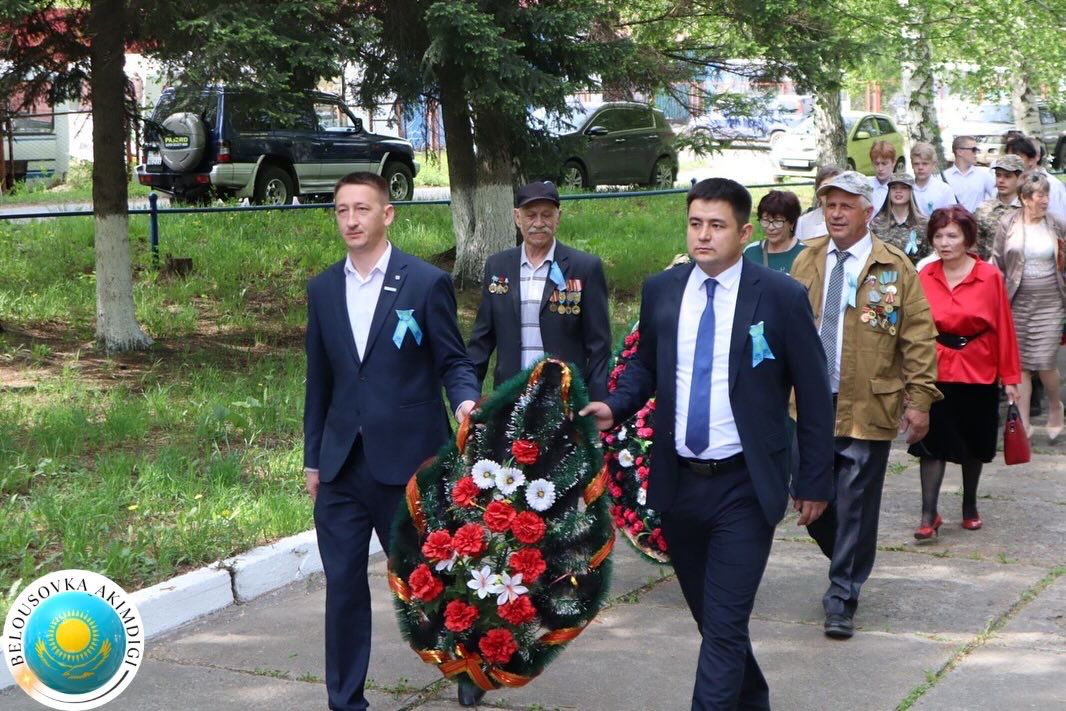2025 жылғы 9 мамырда Белоусовка кентінде-Жеңіс қуанышымен және еске алу қайғысымен боялған күн