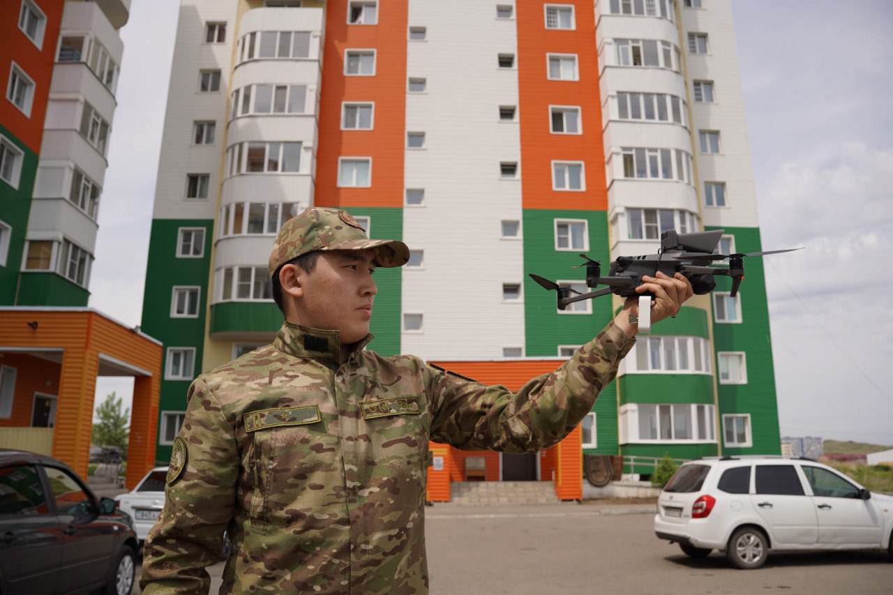 Адамдар терезелерге қорғау құрылғыларын орнату үшін құтқарушылар дрондарды қолдануда