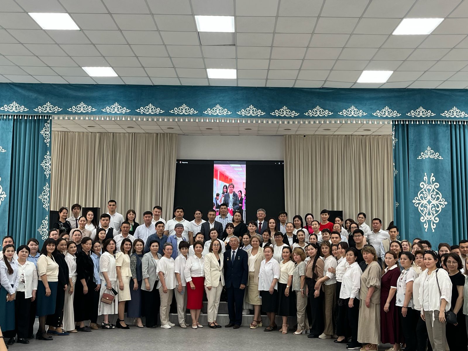 Қазақстанның еңбек сіңірген ұстазымен кездесу