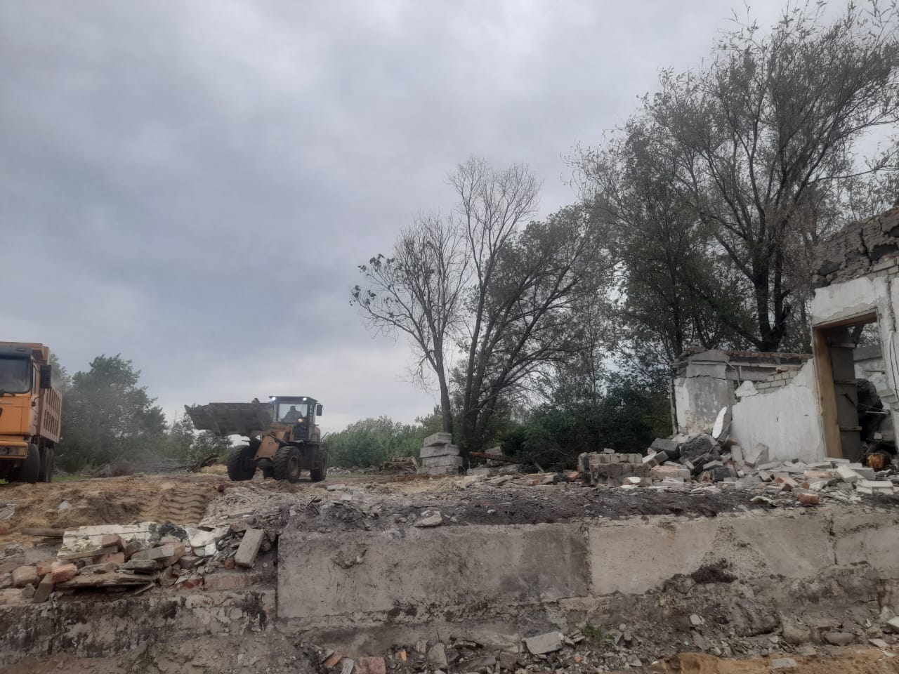 Аманкарагай ауылында апатты ғимараттарды сүріп тастау жұмыстары белсенді түрде жүргізілуде!