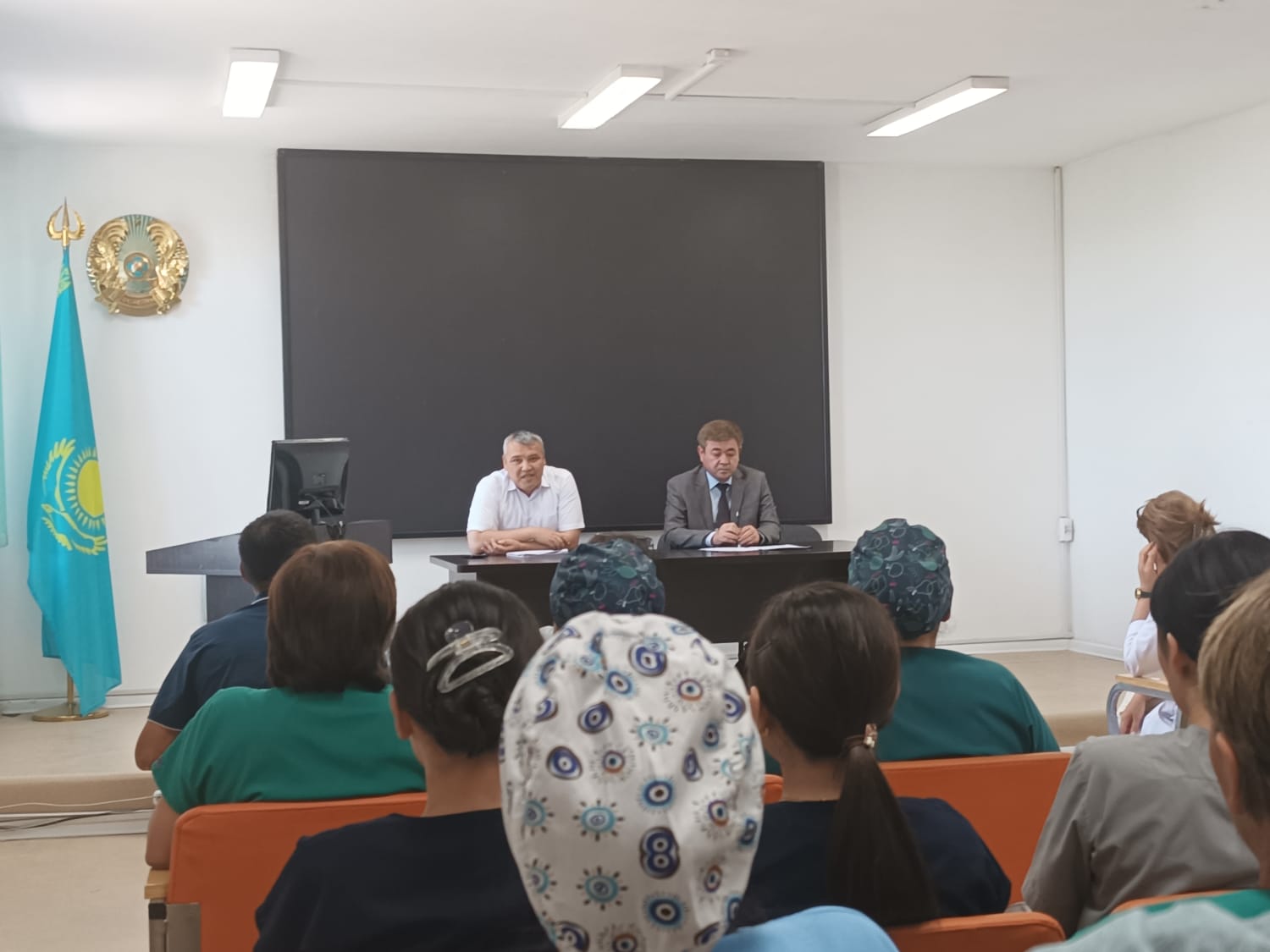 АРЫС: ДЕПАРТАМЕНТ ЕҢБЕК ЗАҢНАМАСЫНЫҢ ТАЛАПТАРЫНЫҢ САҚТАЛУЫ БОЙЫНША АУДАНДЫҚ ОРТАЛЫҚ АУРУХАНА ҰЖЫМЫМЕН КЕЗДЕСТІ