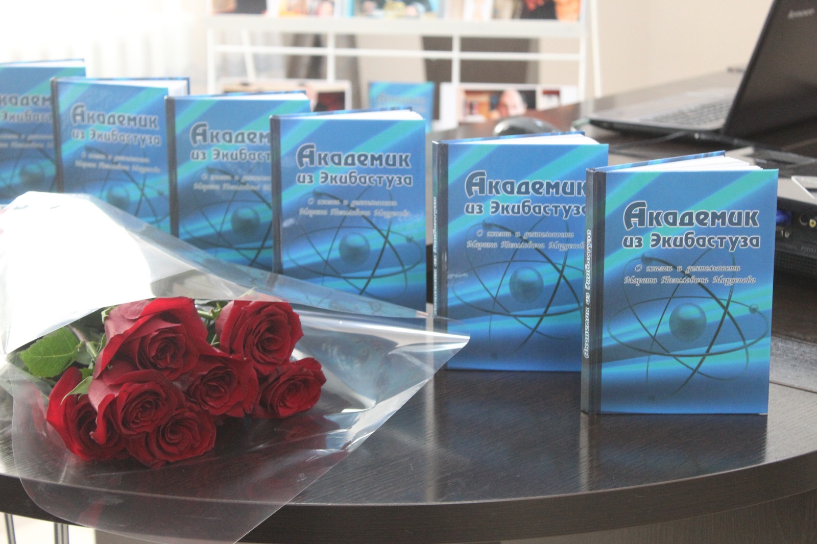 Екібастұз қалалық мәслихатының төрағасы Нияз Макраев көрнекті ғалым, академик, физика-математика ғылымдарының докторы, академик Қ.Сәтбаев атындағы Екібастұз инженерлік-техникалық институтының (ЕИТИ) негізін қалаушы Марат Пазылұлы Марденовке арналған көрме стендінің салтанатты ашылуына қатысты.