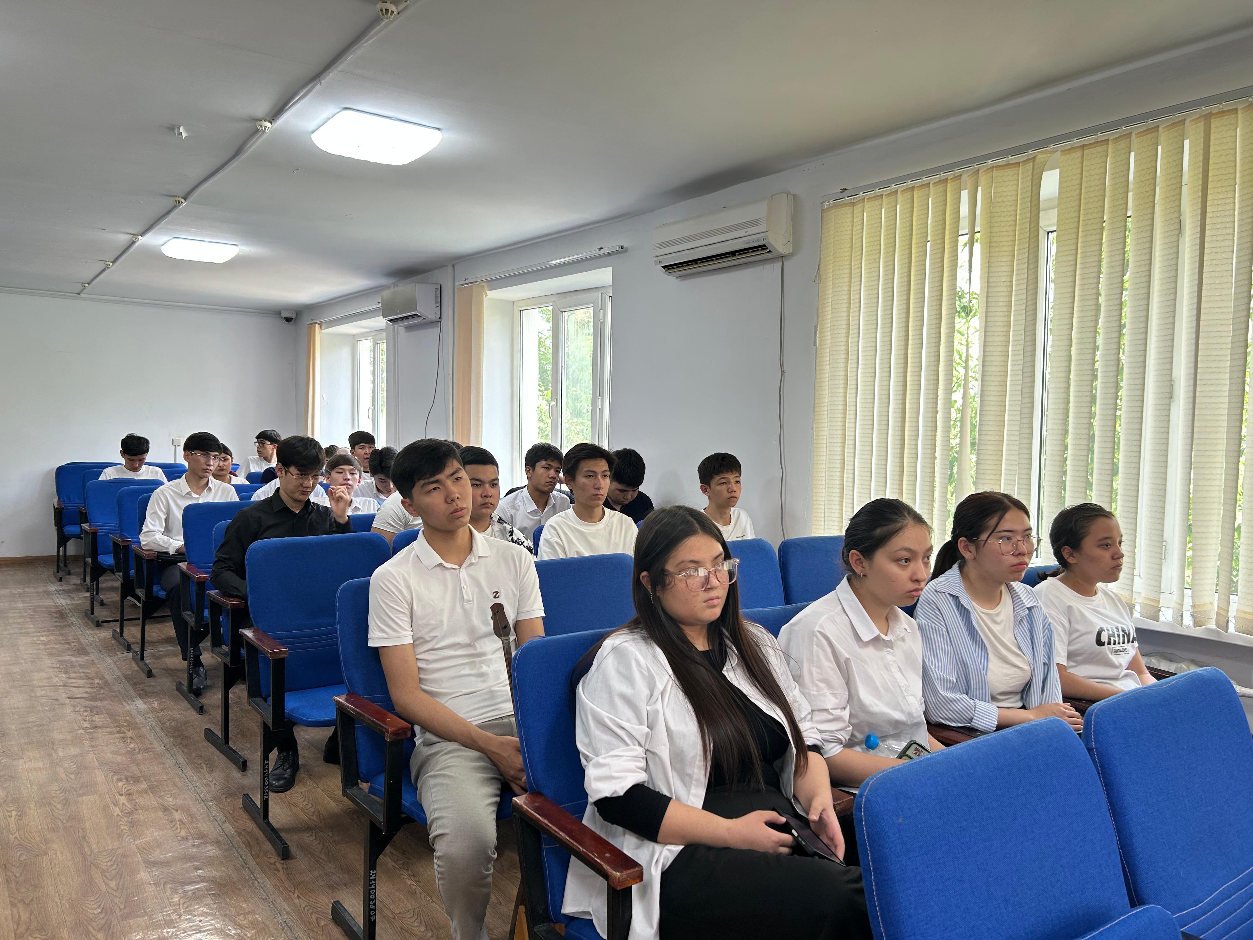 Композиторлар мен орындаушылардың қатысуымен кездесу өткізді.