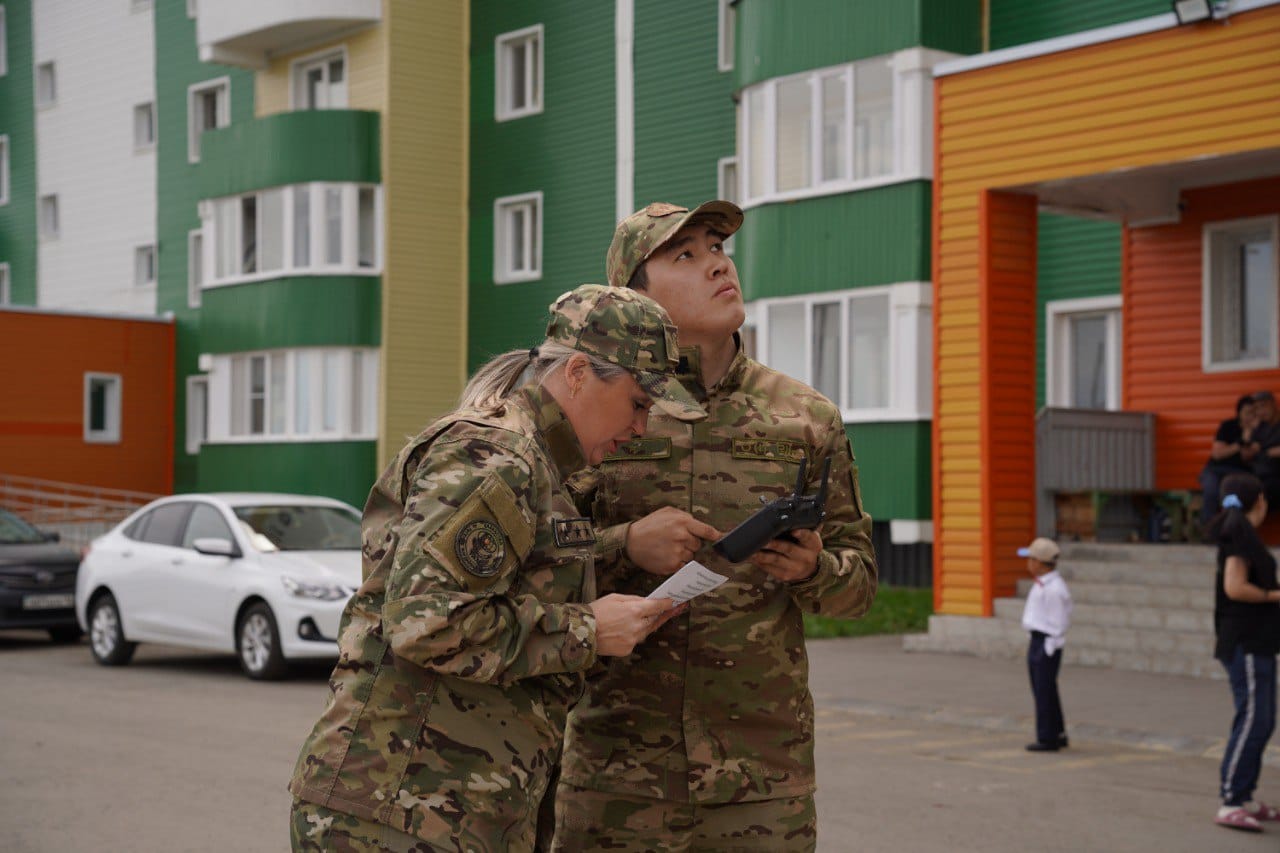 Спасатели ВКО используют дроны, чтобы люди устанавливали защитные устройства на окна