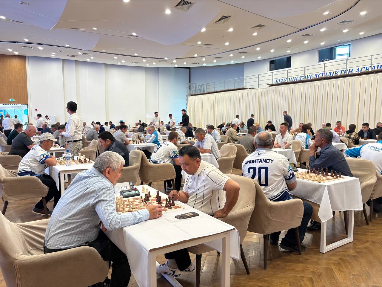 Көкшетауда 100-ге жуық депутат, ардагерлер мен мемлекеттік қызметшілер шахмат тақтасында шайқасты