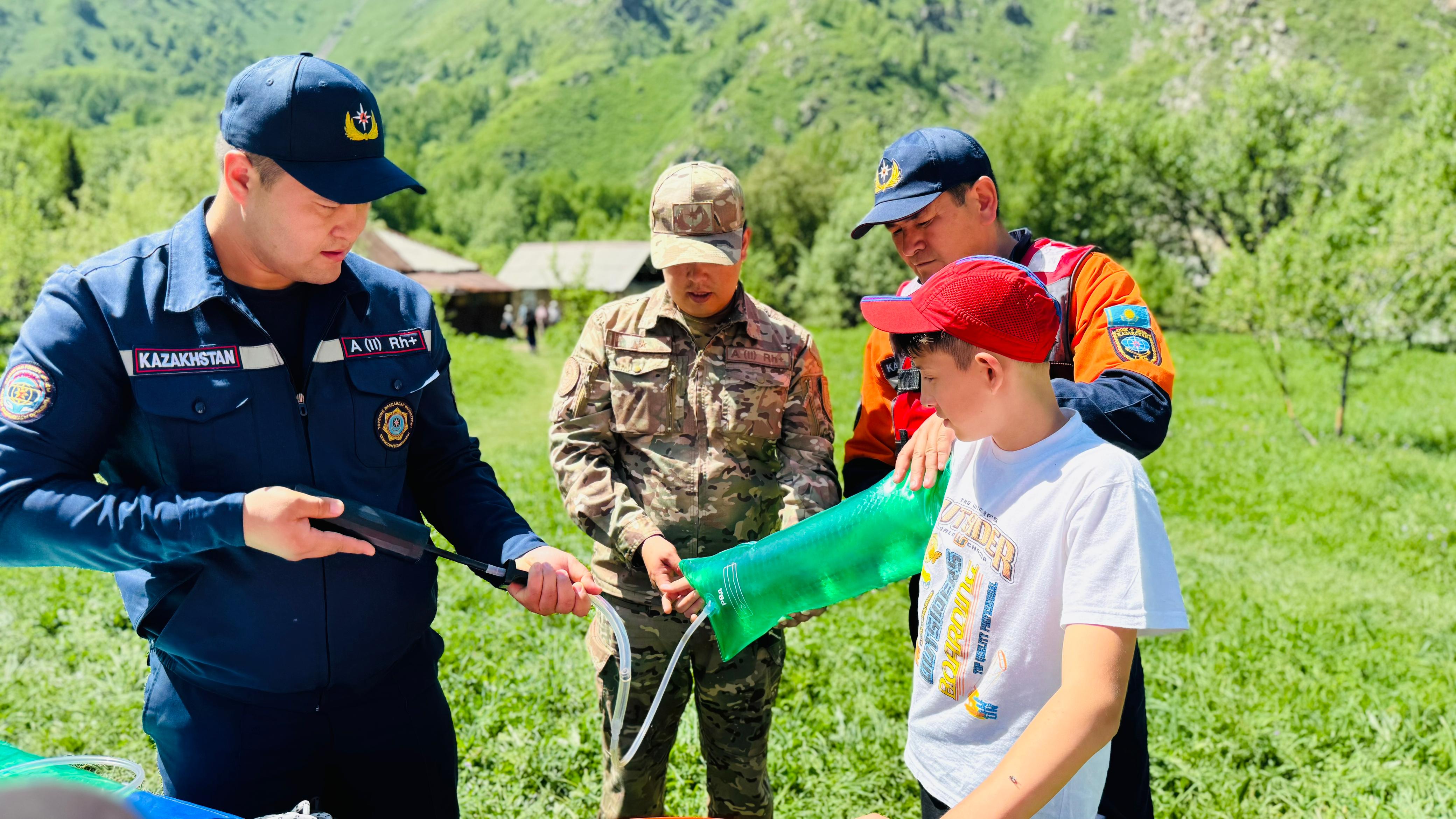 Балалардың қауіпсіздігі: Жетісу құтқарушылары балаларға төтенше жағдайда әрекет етуді үйретті