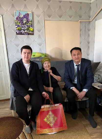 Бесқарағай ауданының тұрғыны, 93 жастағы тыл ардагерін құттықтау.