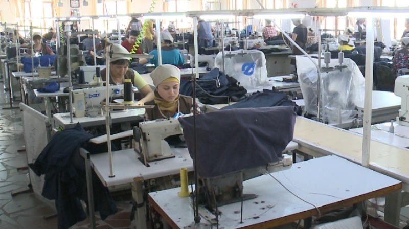 МАҚТААРАЛ АУДАНЫНДА МЕКТЕП КИІМДЕРІН ТІГЕТІН ФАБРИКА ІСКЕ ҚОСЫЛАДЫ