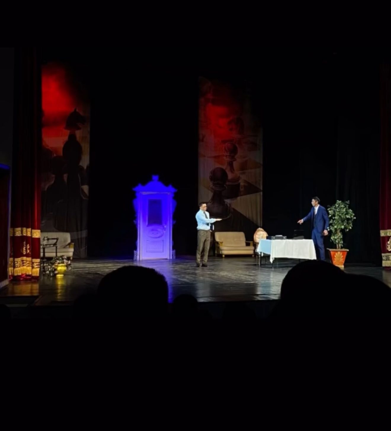 Өнер арқылы адалдыққа: Ақтөбеде мемлекеттік қызметшілердің қатысуымен сыбайлас жемқорлыққа қарсы спектакль өтті