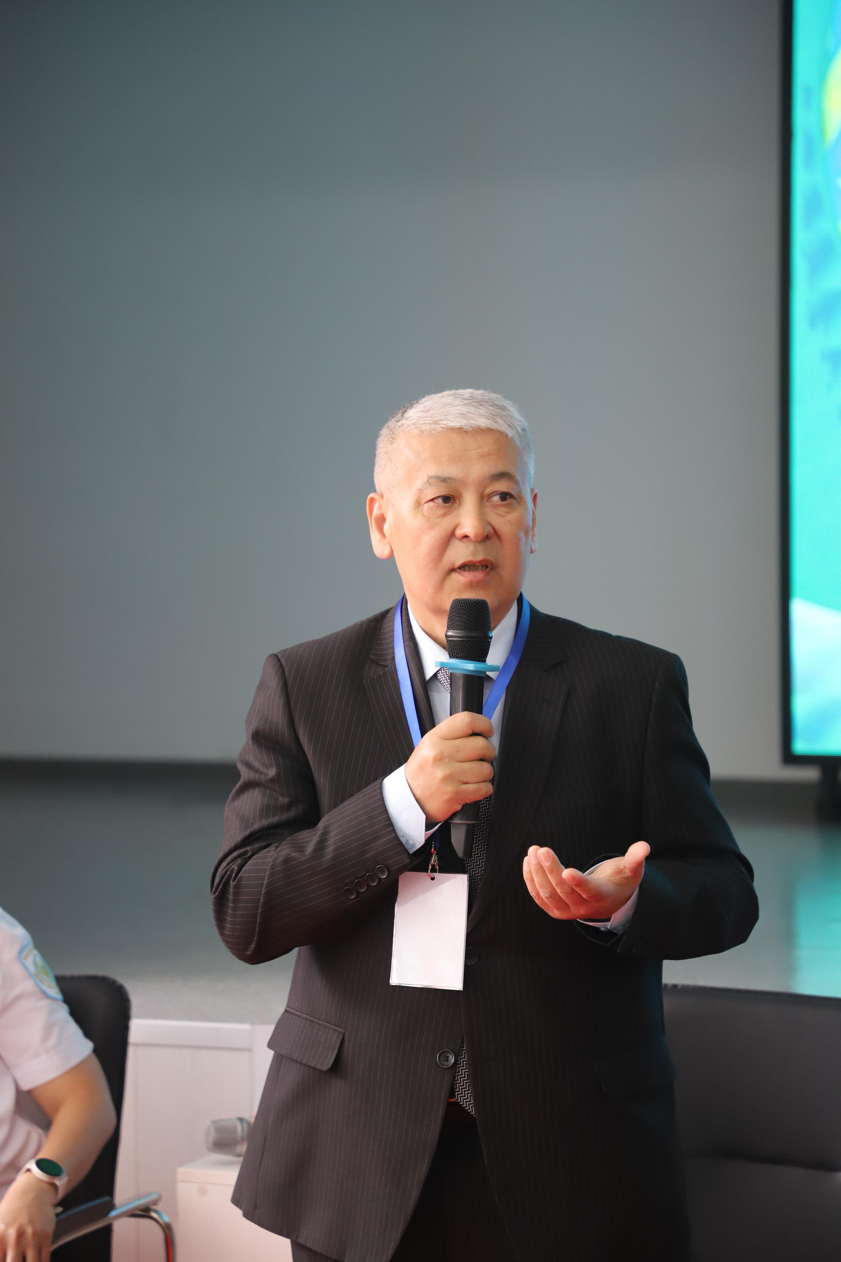 Форумның спикері ретінде қатысты