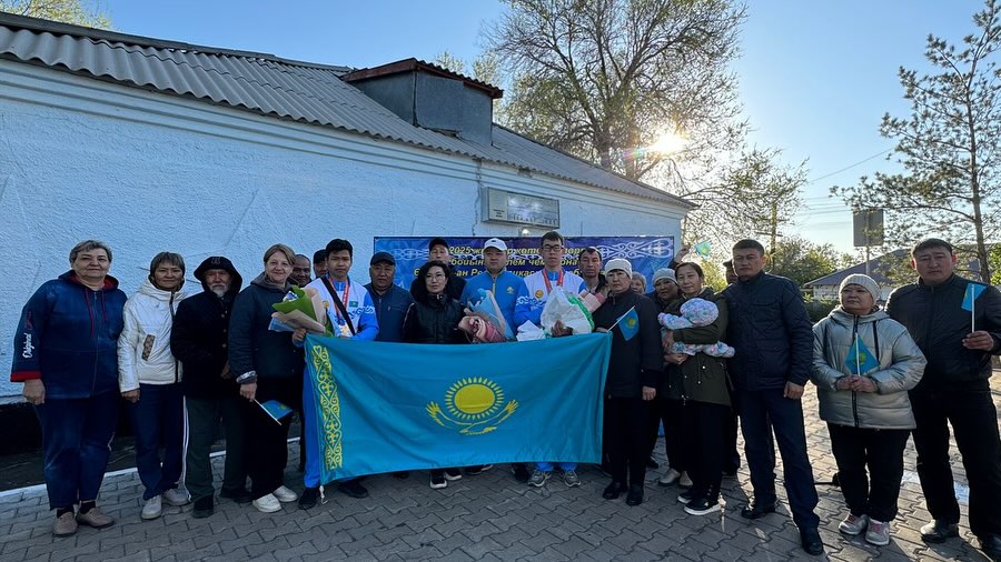 Гір спортынан Әлем Чемпионатынан жеңіспен оралған чемпиондарын қарсы алды.