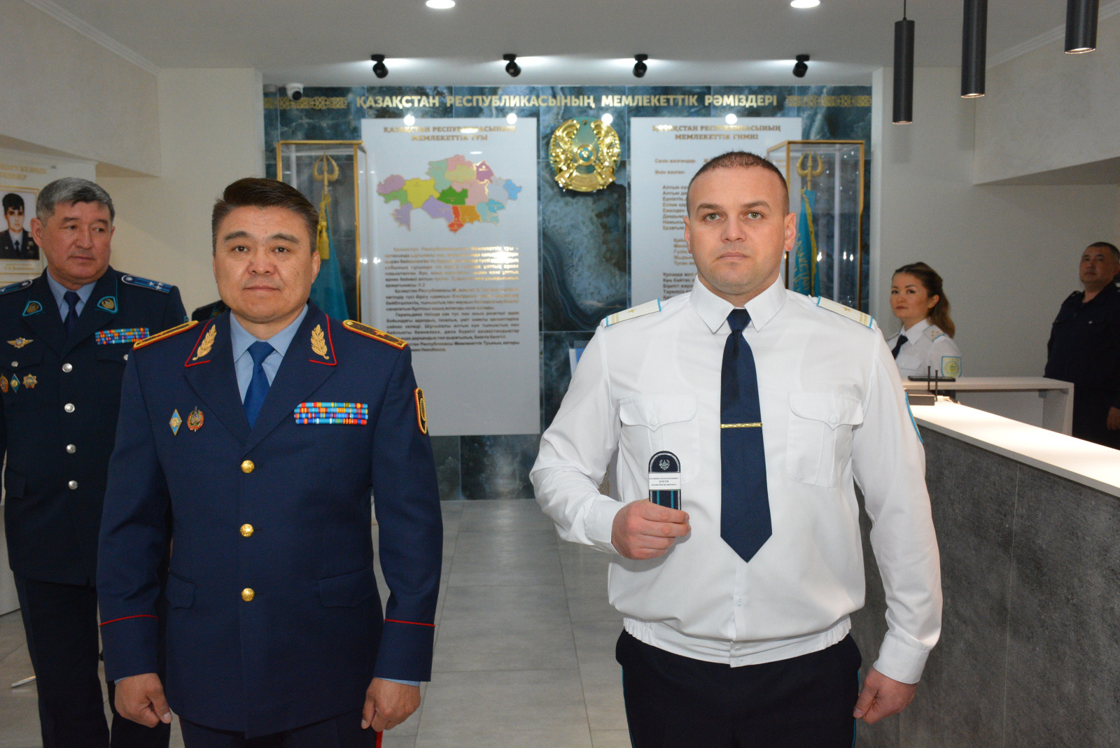 16 полиция қызметкері жаңа шендерін алды