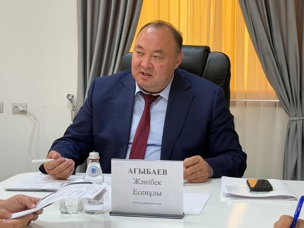ЖӘНІБЕК АҒЫБАЕВ ТҰРҒЫНДАРДЫ ЖЕКЕ ҚАБЫЛДАП, ӨЗЕКТІ МӘСЕЛЕЛЕРДІ ТАЛҚЫЛАДЫ.