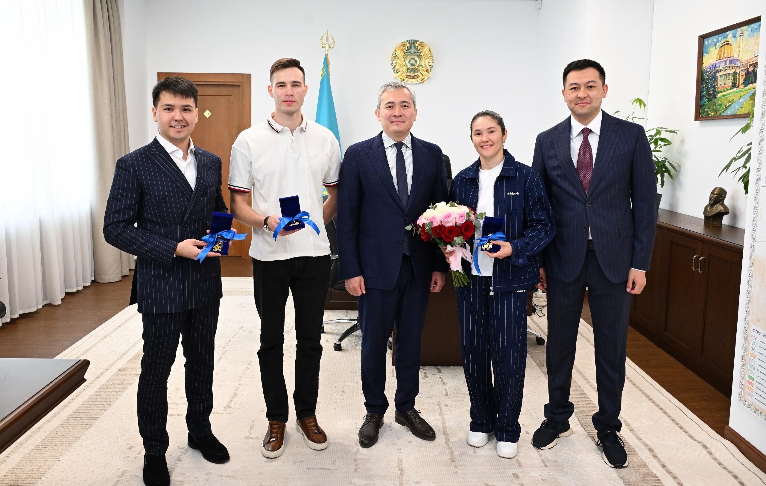 Алматыда Олимпиада жүлдегерлері жаңа пәтерлер кілттерін алды