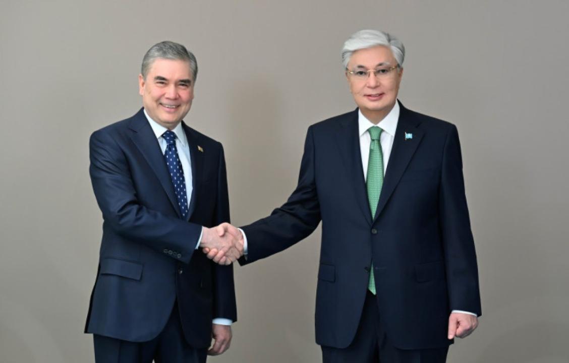 Президент Қасым-Жомарт Тоқаев Түрікменстан Халк Маслахатының Төрағасы Гурбангулы Бердімұхамедовпен бейресми кездесу өткізді