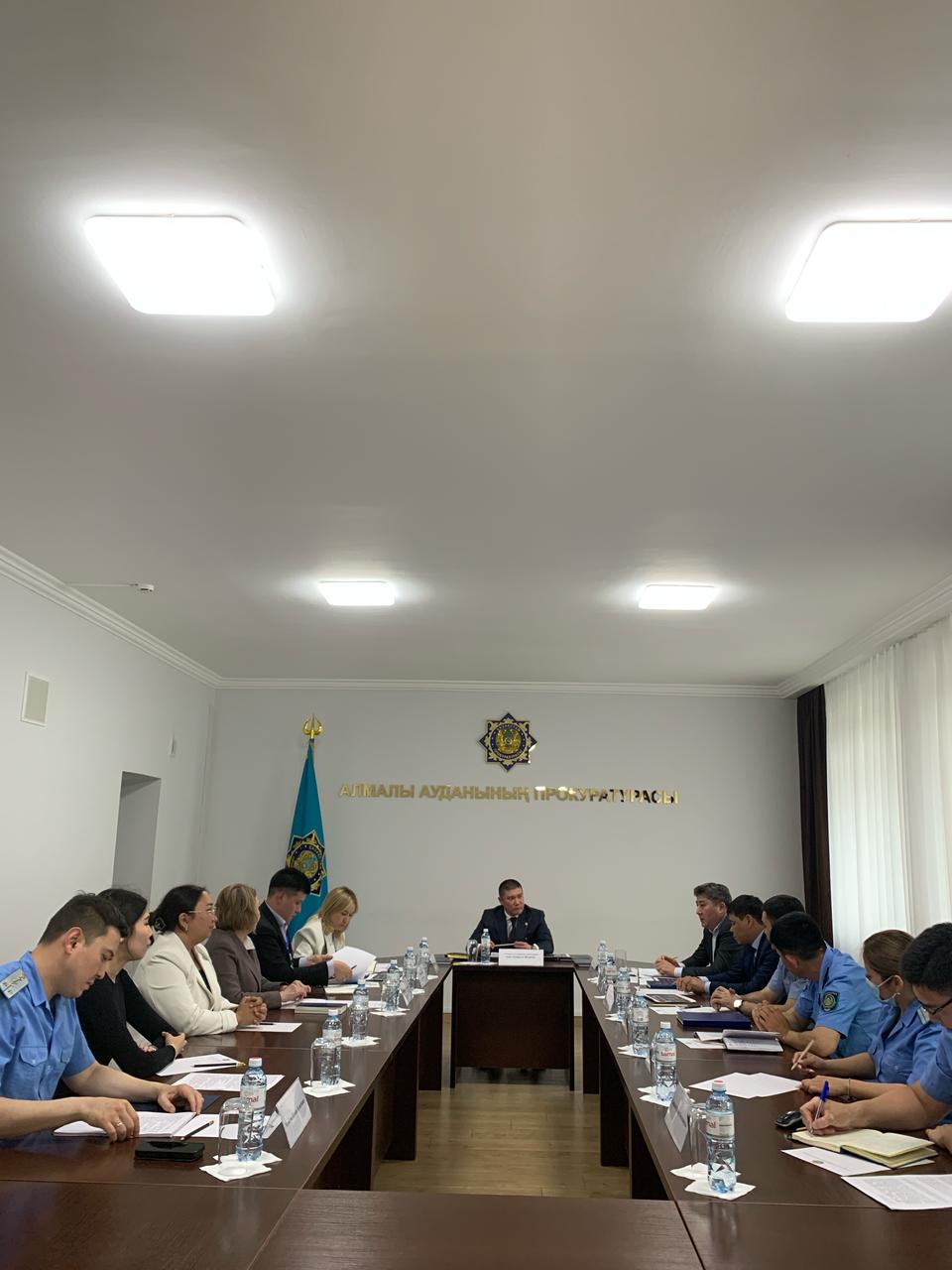 Адам құқықтары жөніндегі ұлттық орталығының Алматы қаласы бойынша өкілдігі Алмалы аудандық прокуратурасының ұйымдастыруымен пробация қызметінің есебінде тұрған тұлғалардың жағдайы, профилактикалық іс-шараларды жүзеге асыру және олардың жұмысқа орналасуына ықпал ету мәселелеріне арналған дөңгелек үстелге қатысты.