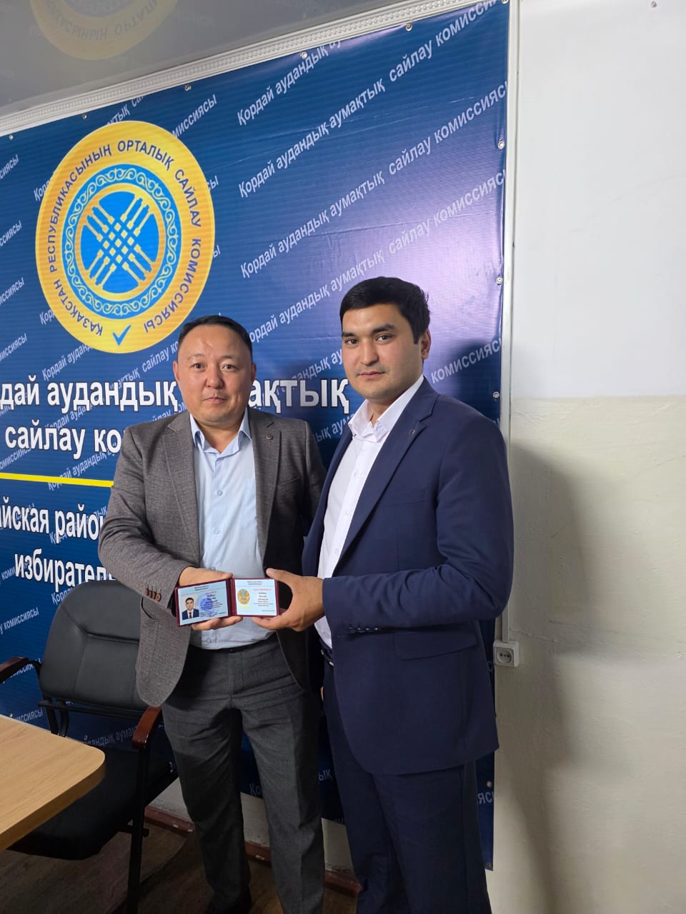 2025 жылғы 18 мамырда сайланған Қордай ауданы Сұлутөр ауылдық округі әкіміне тиісті куәлік тапсырылды