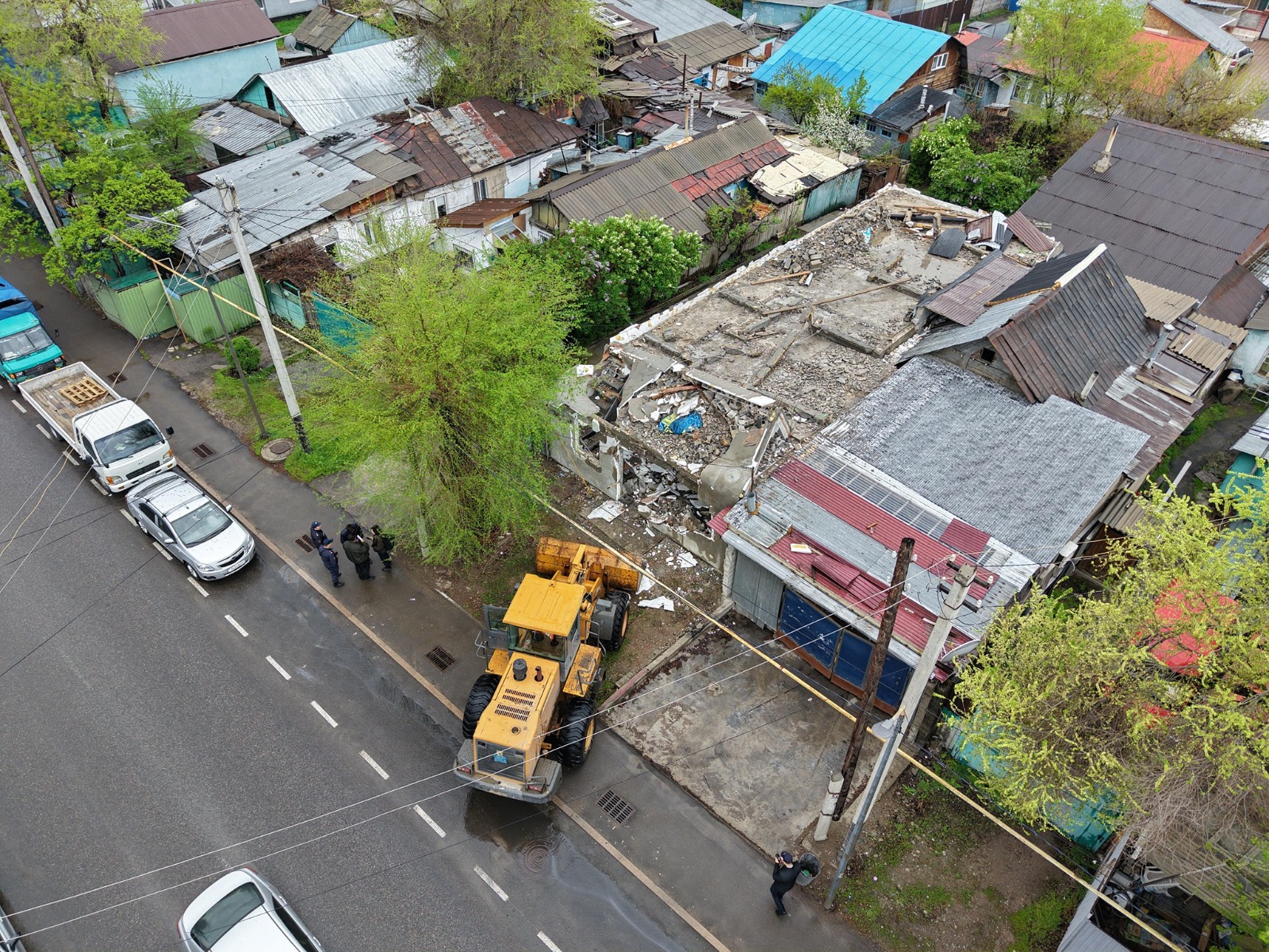 Двухэтажное здание сносят в Алматы по решению суда (По состояние на 16 апреля 2025 года)