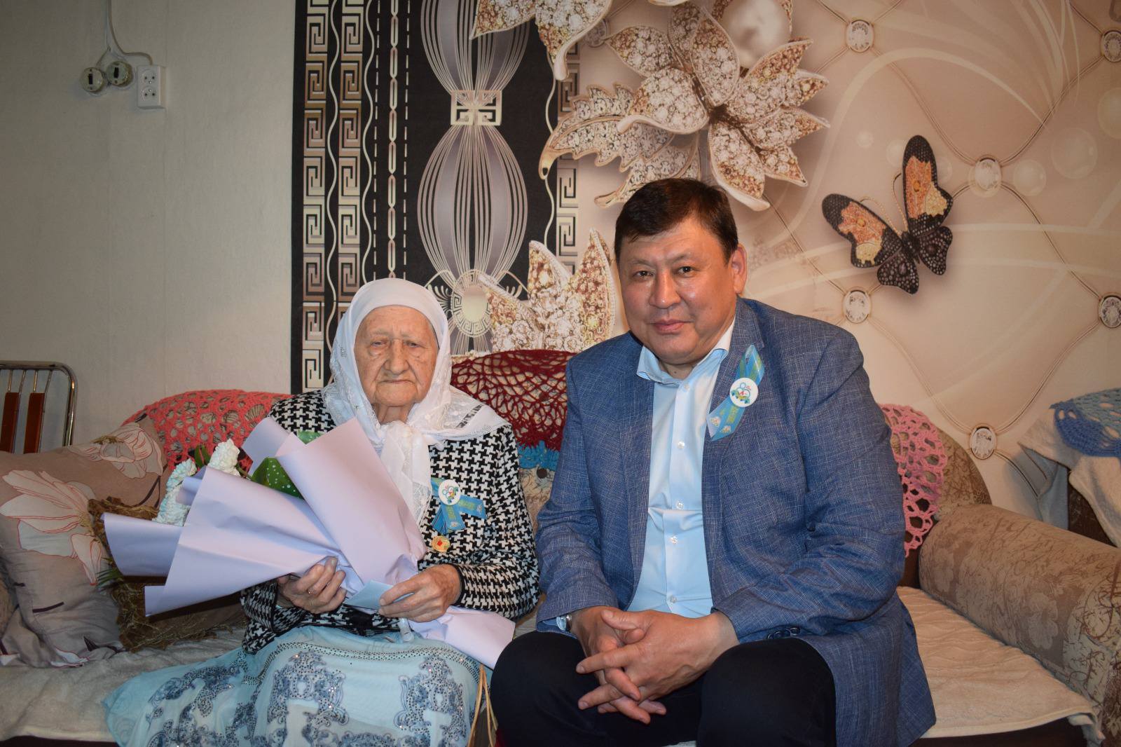 Поздравление ветеранов труда и тружеников тыла с 80-летием Великой Победы