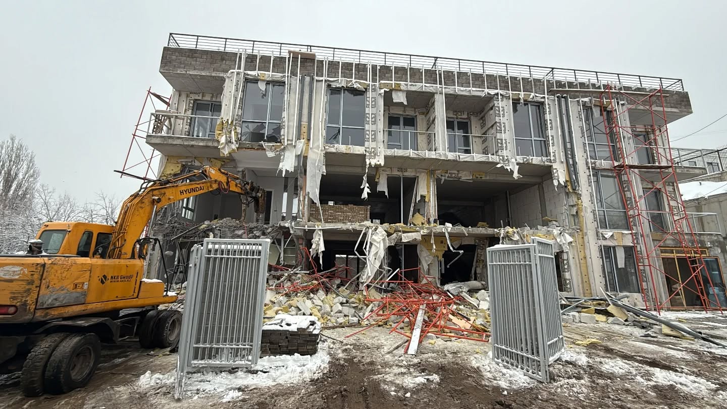 Алматыда заңсыз салынған үш қабатты нысан бұзылады (2025 жылғы 27 ақпандағы жағдай бойынша)