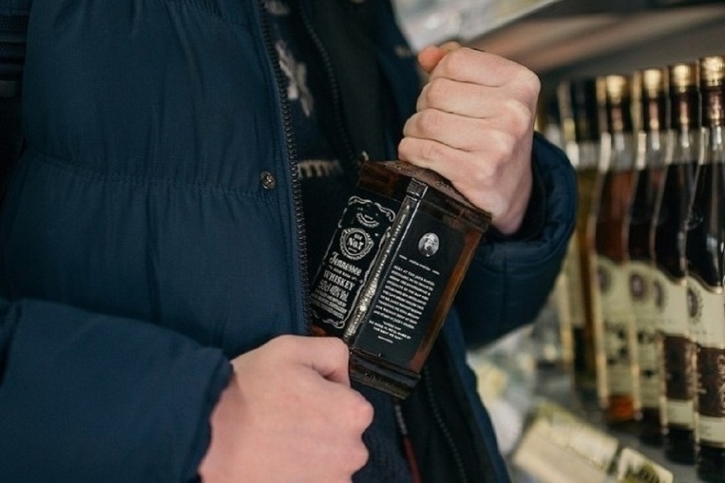 Қарағандыда виски ұрлығы әшкереленді: “шөлді басу” қылмыспен аяқталды