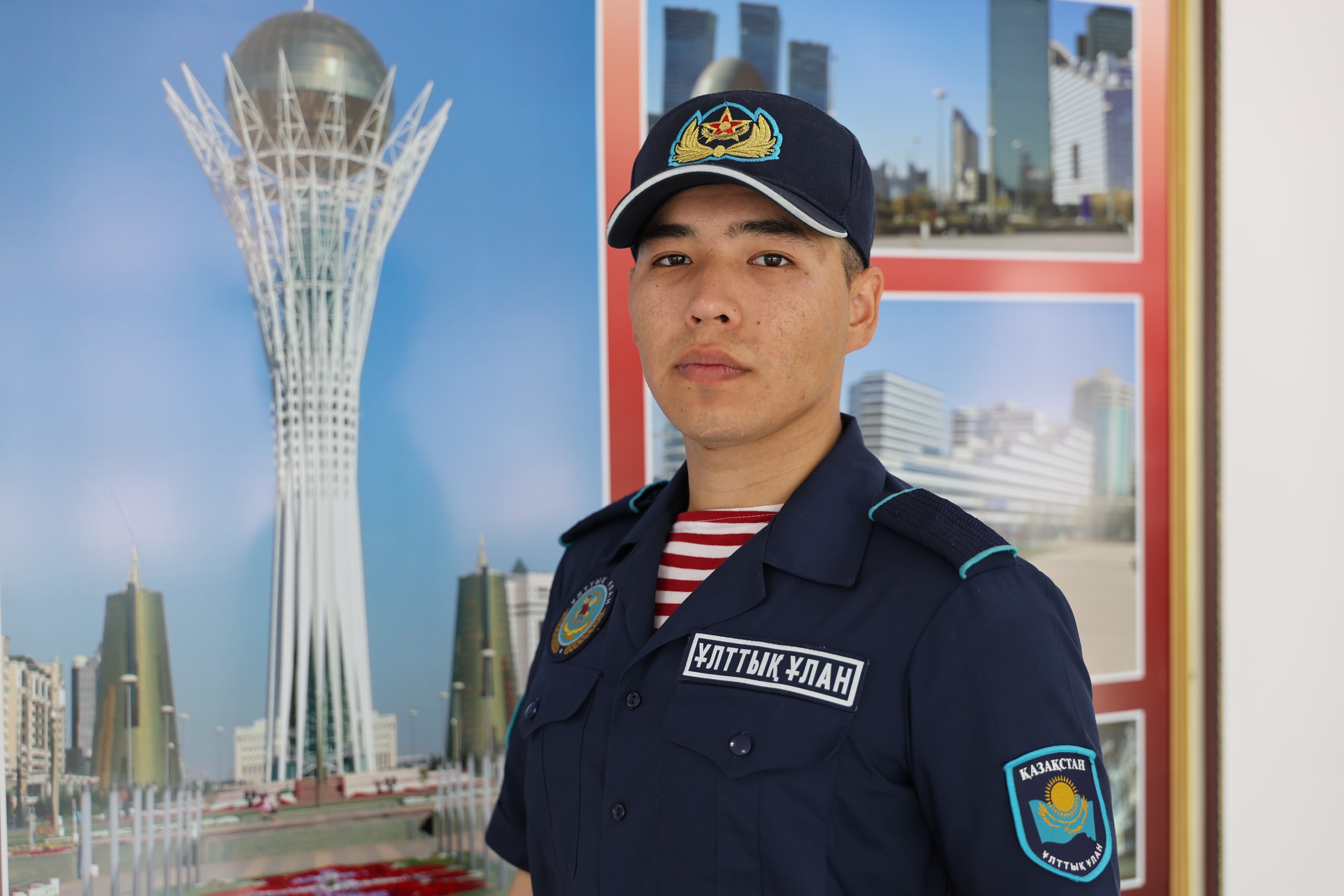 Никогда не поздно отдать воинский долг: гвардеец из Астаны стал героем интернета после трогательного поступка на параде