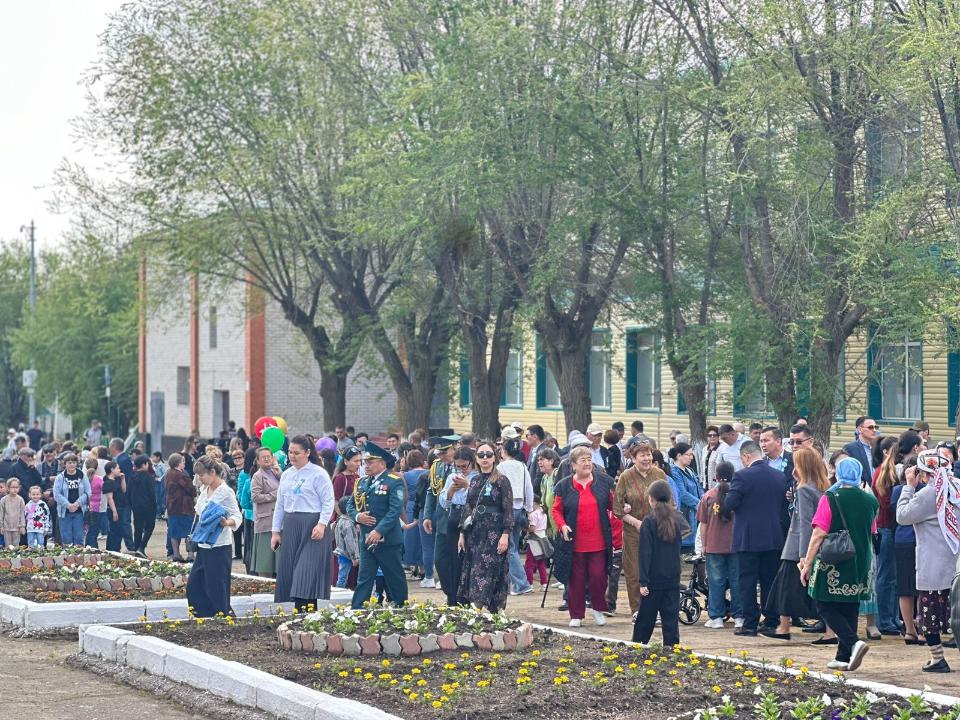 Алға қаласындағы Мәңгілік алау алаңында Ұлы Жеңістің 80 жылдығына орай гүл шоқтарын қою рәсімі өтті.