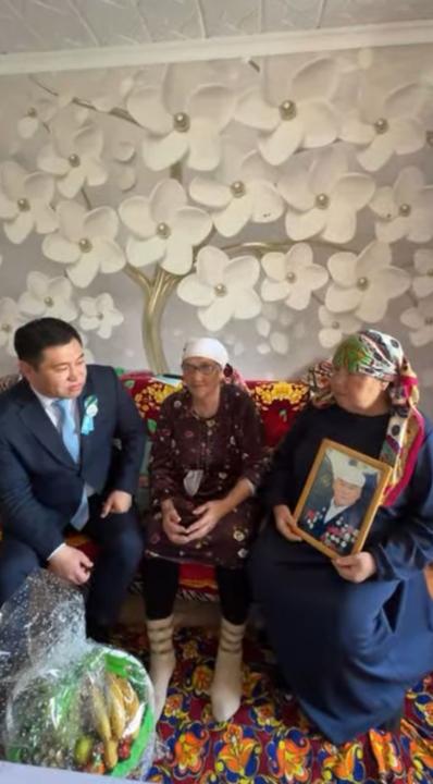 Аудан әкімі Асланбек Шүйіншәлиев Алға қаласында тұратын соғыс ардагерлерінің жұбайларын Ұлы Жеңістің 80 жылдығымен құттықтады.