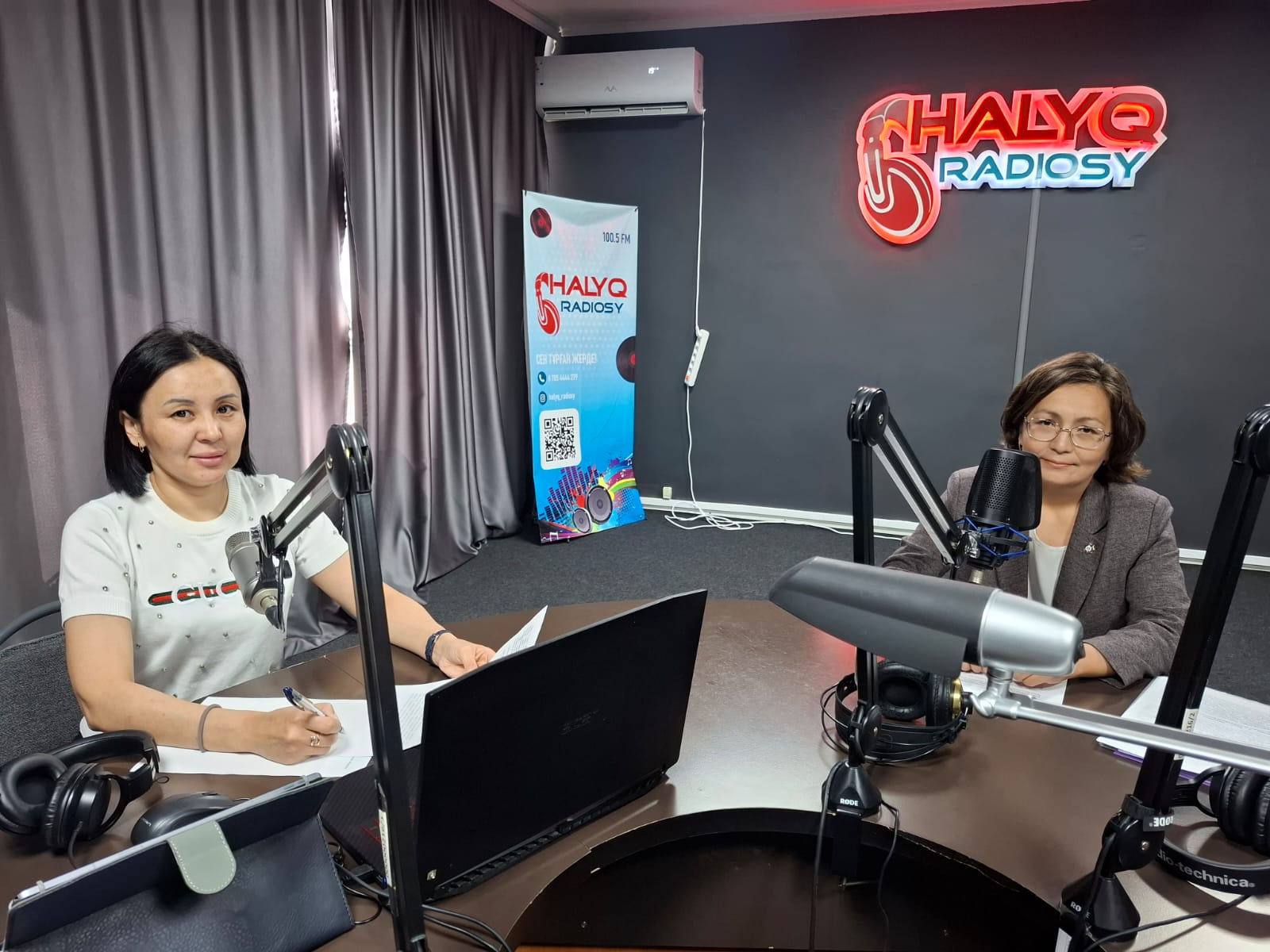 Облыстық «Халық радиосының» эфирінде «Қауіпсіз орта» бағдарламасында Павлодар облысы бойынша МКД тарифтік реттеу басқармасының бас маманы Әсемгүл Байготанова Қазақстан Республикасындағы валюталық реттеу және валюталық бақылау туралы