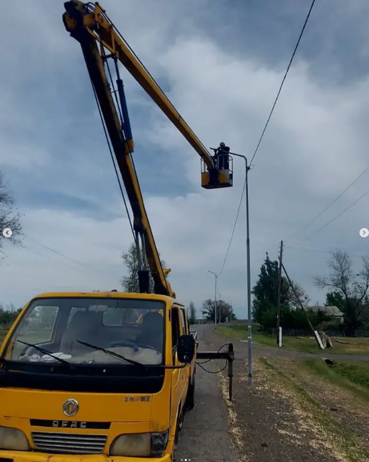 Еңбекші ауылдық округінде істен шыққан түнгі көше жарық шамдарын ауыстыру жұмыстары жүргізілді.