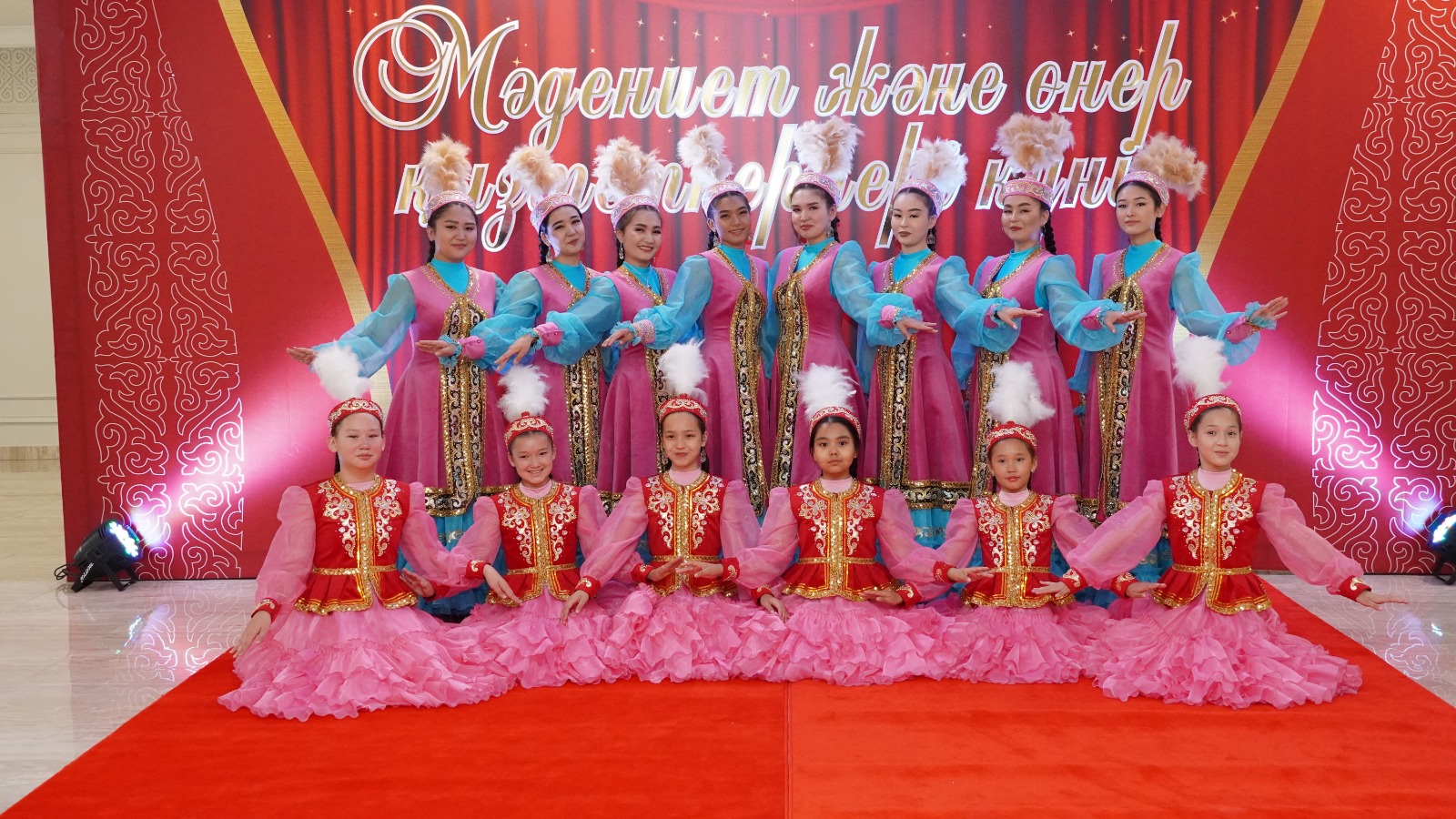 МӘДЕНИЕТ ЖӘНЕ ӨНЕР ҚЫЗМЕТКЕРЛЕРІ КҮНІНЕ АРНАЛҒАН МЕРЕКЕЛІК ШАРА ӨТТІ