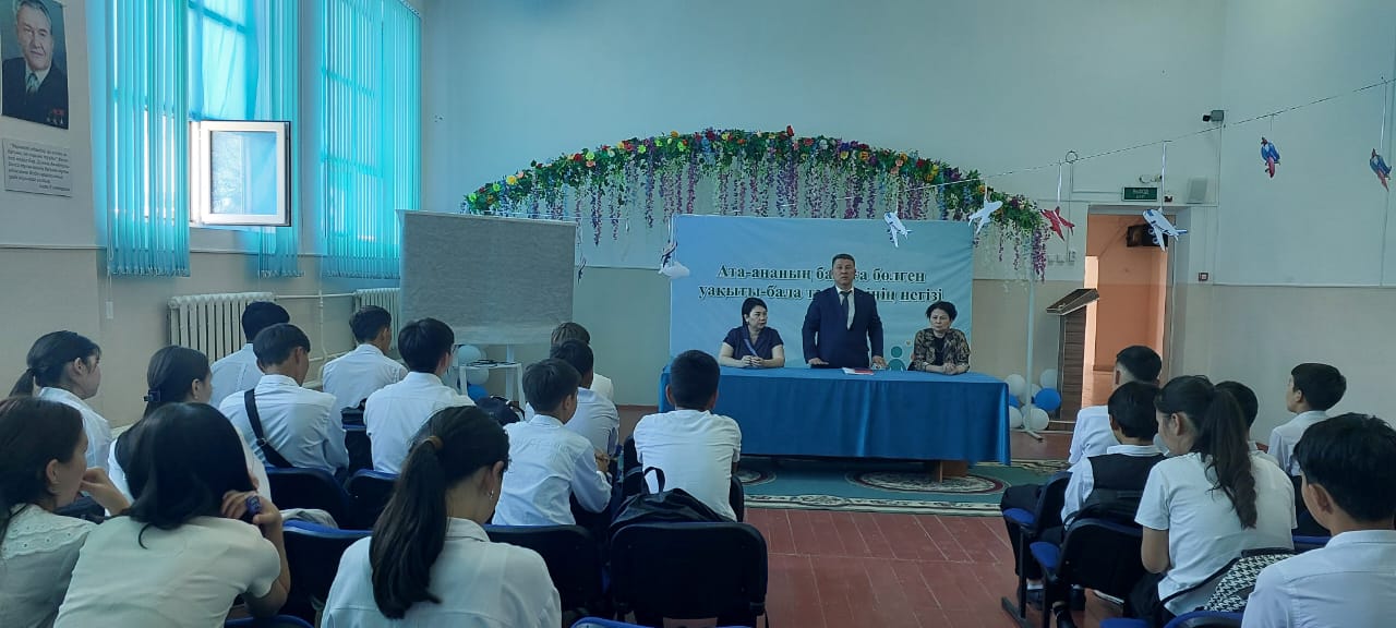 Өкіл Үлгілі орта мектебінің оқушыларымен кездесті