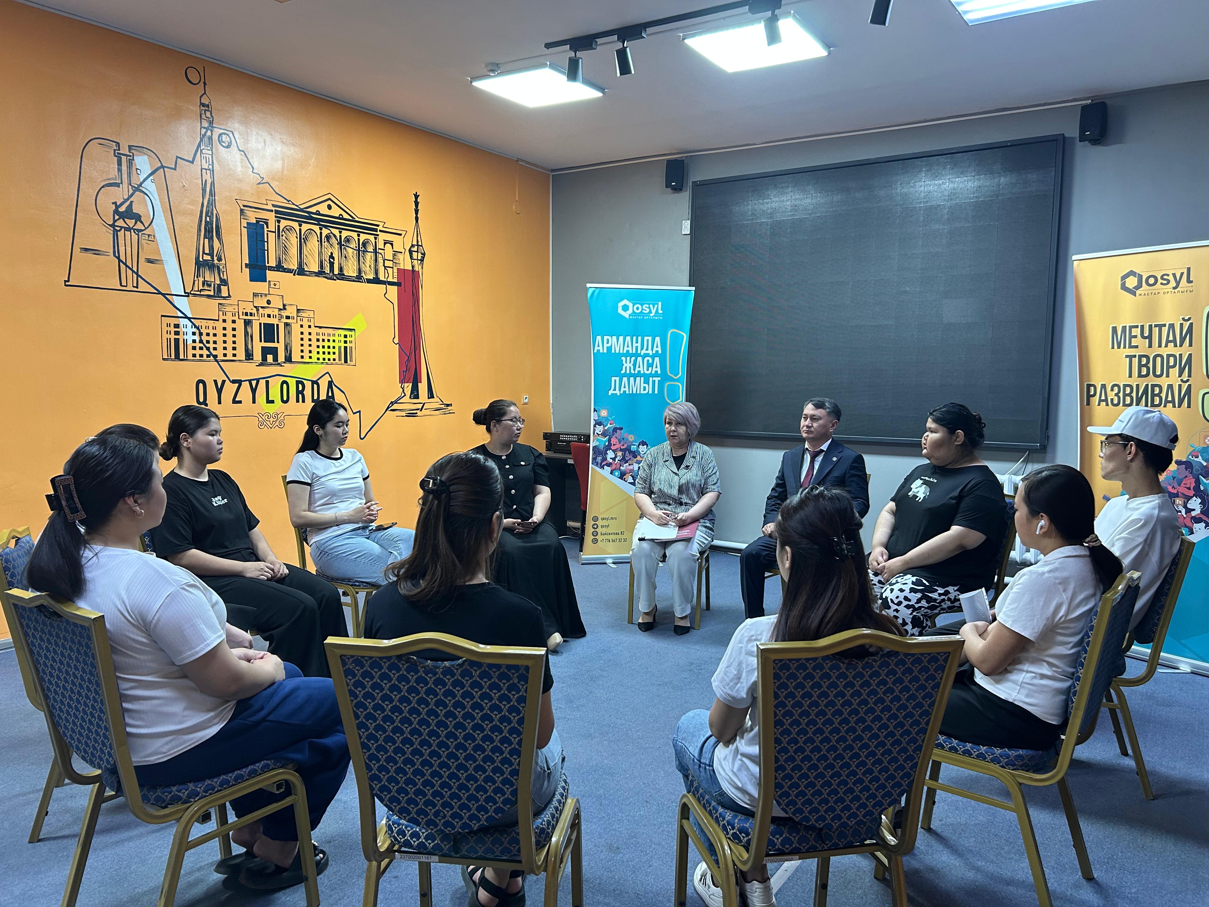 «Қоғамдағы заң мен тәртіп идеялогиясын ілгерілету» негізінде және сыбайлас жемқорлыққа қарсы мәдениетті қалыптастыру тақырыбында студенттермен дөңгелек үстел ұйымдастырылды.