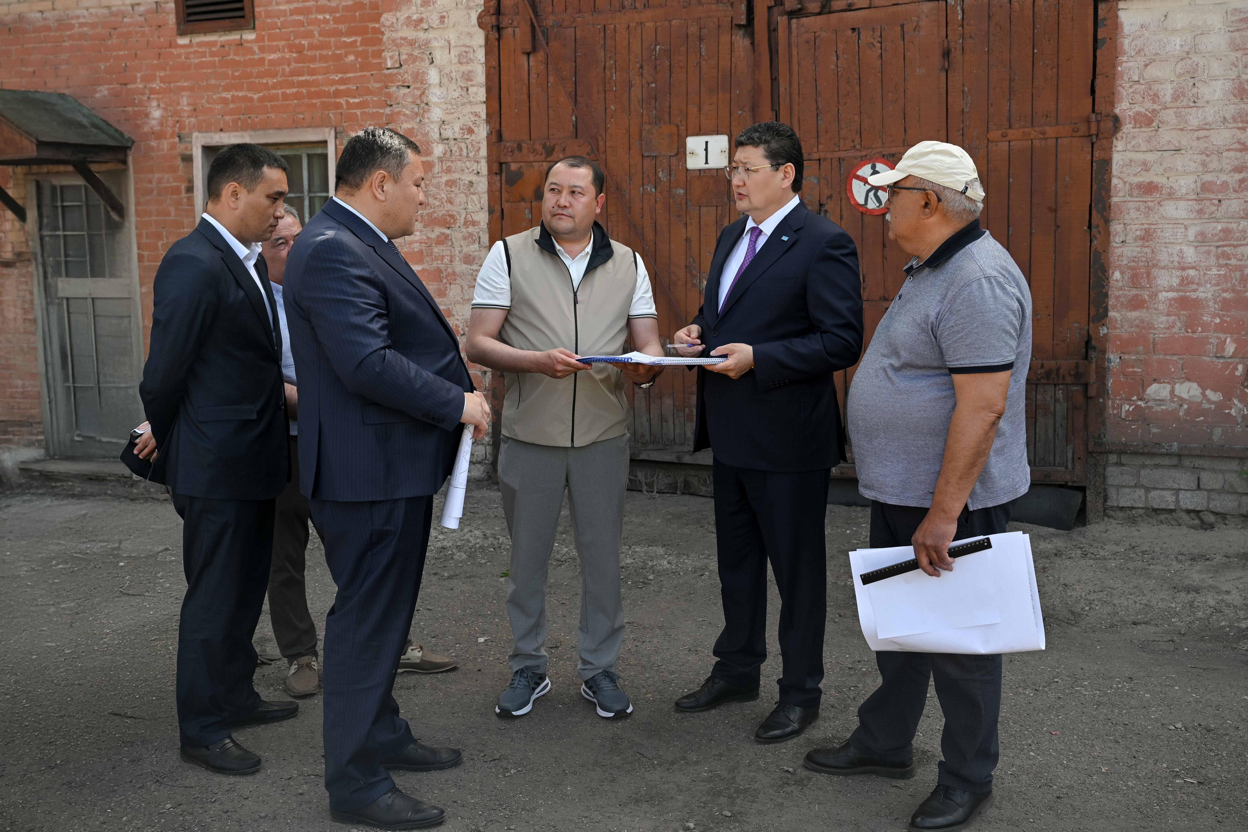 Облыс әкімі Семейдің шағын аудандарын дамытуға бағытталған жобалармен танысты