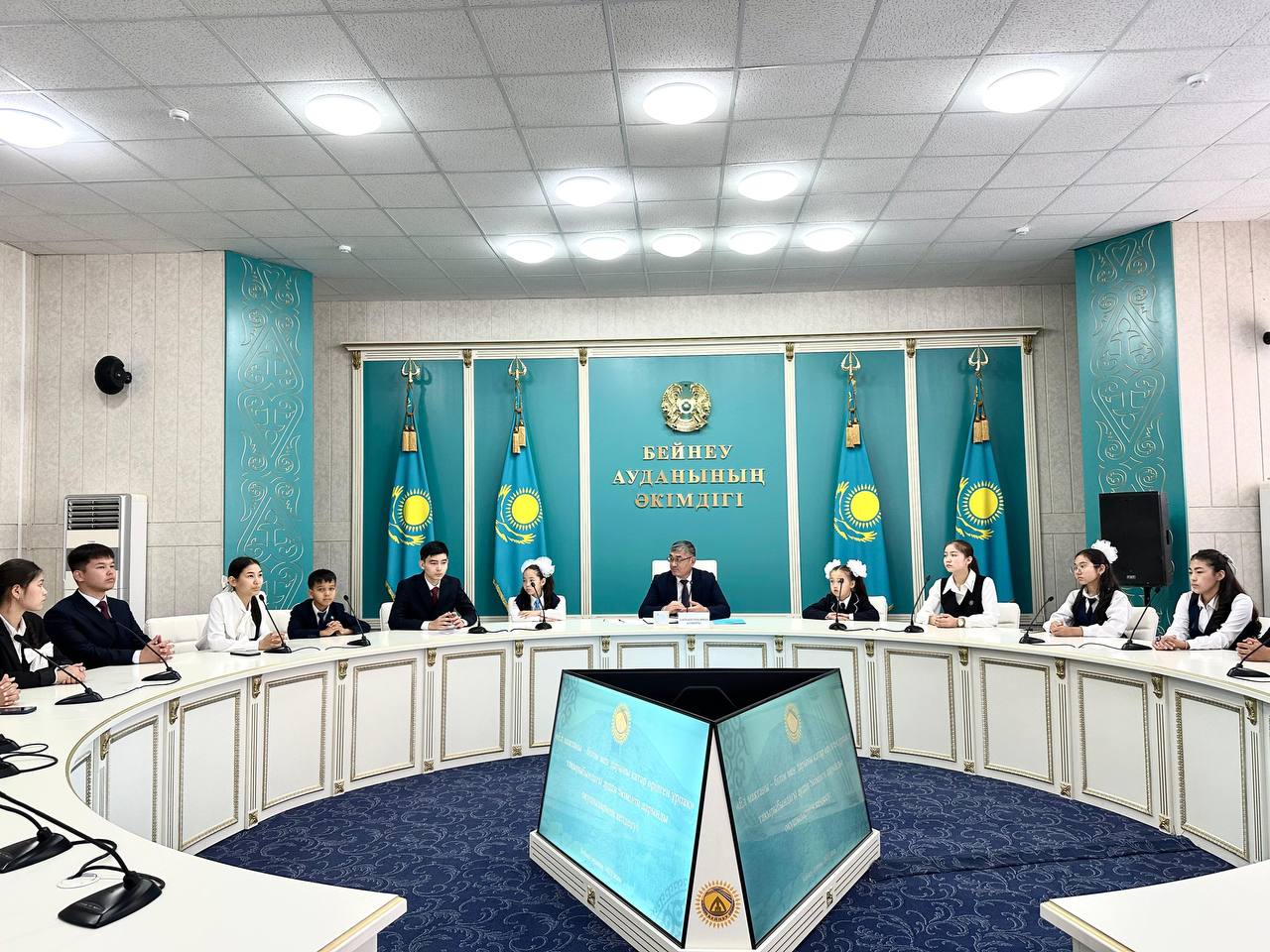 Дарынды оқушылар аудан әкімімен кездесті