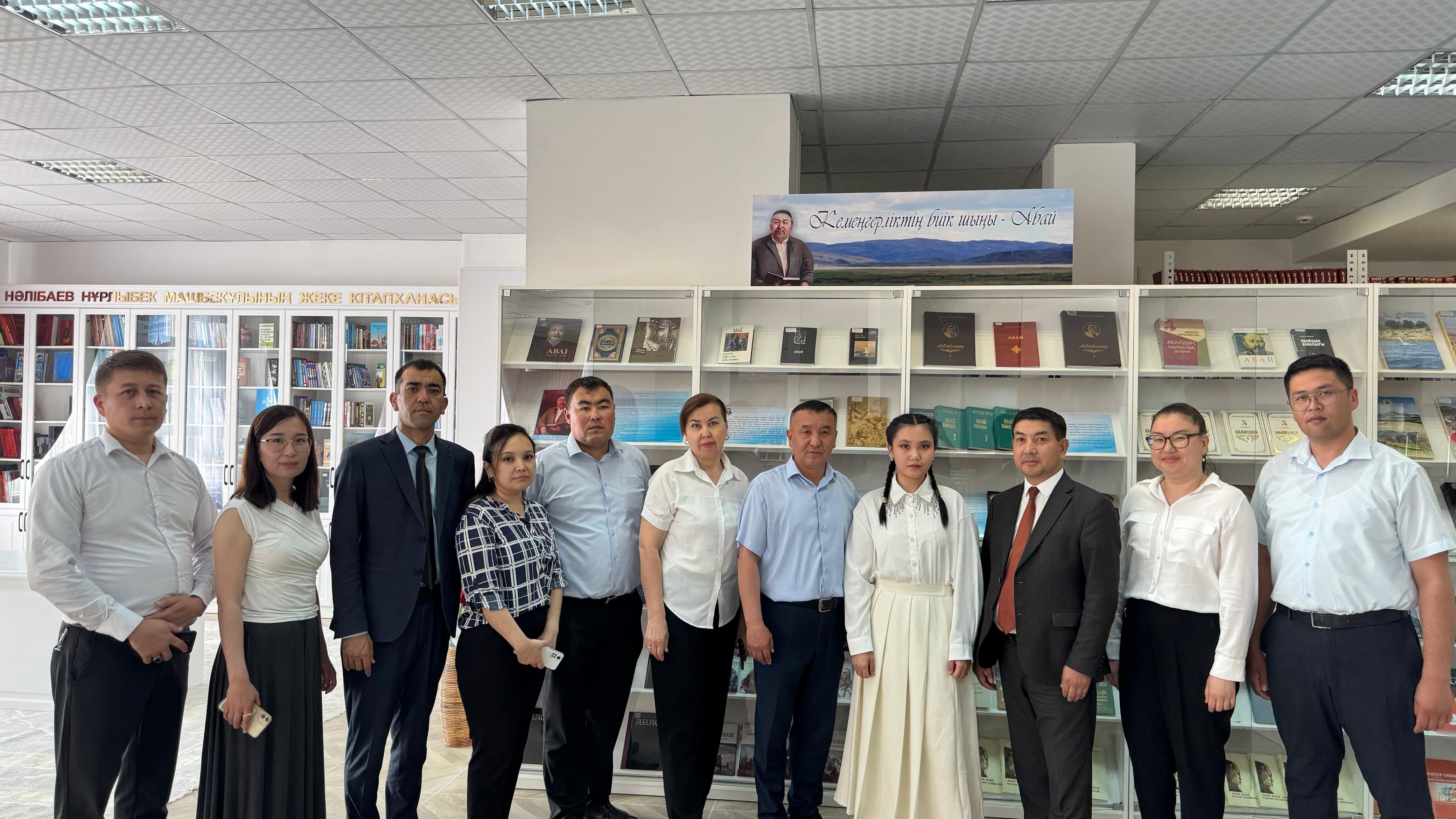 Ұлы ақын Абай Құнанбайұлының 180 жылдығына арналған кітап көрмесі өтті.