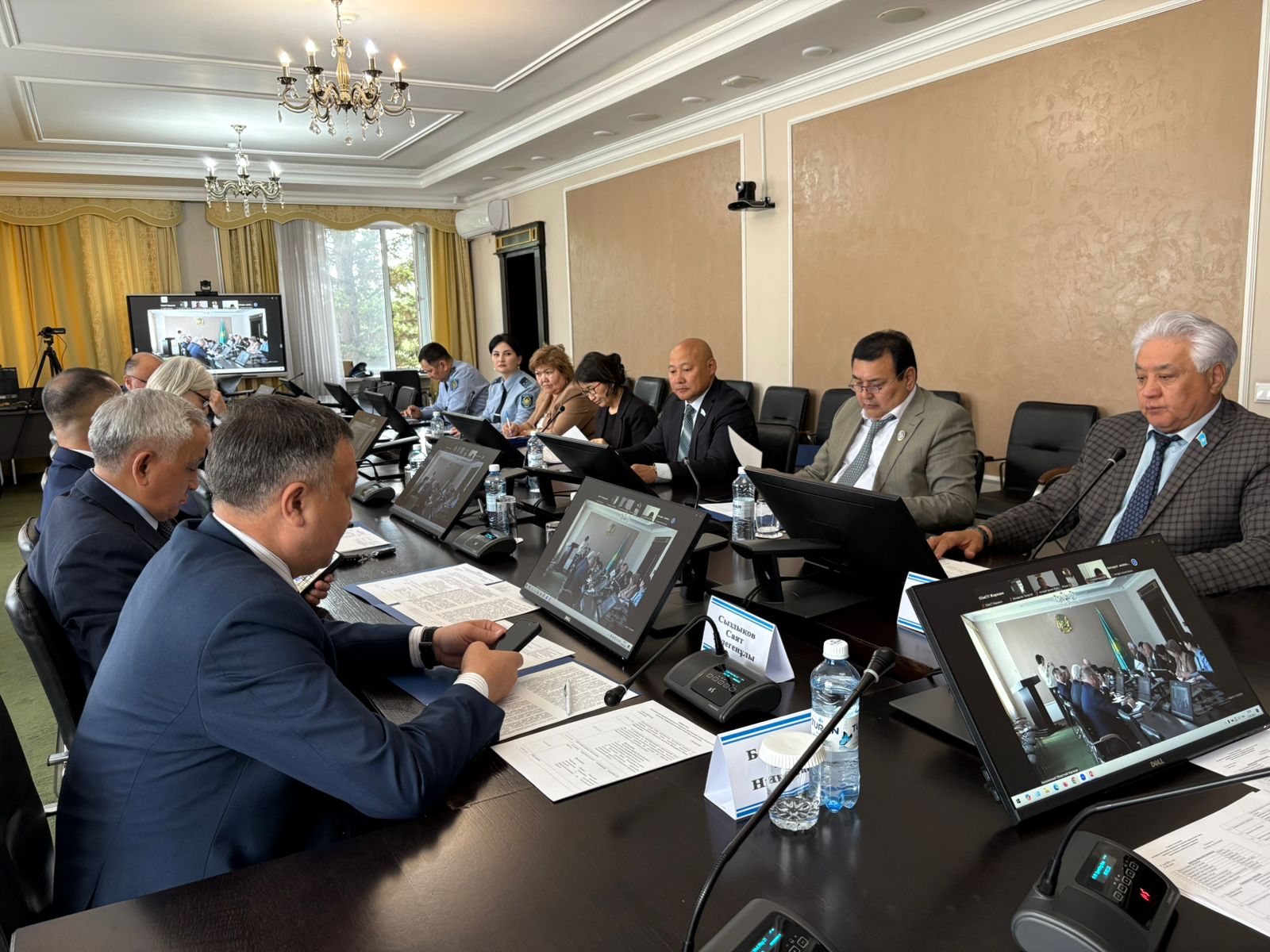Депутаттар сотталғандарды пробациялау мәселелерін көтерді