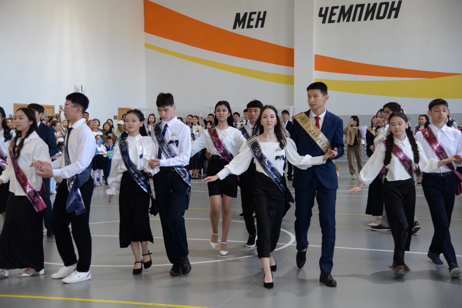 Выпускники прощаются со школой в Костанайской области