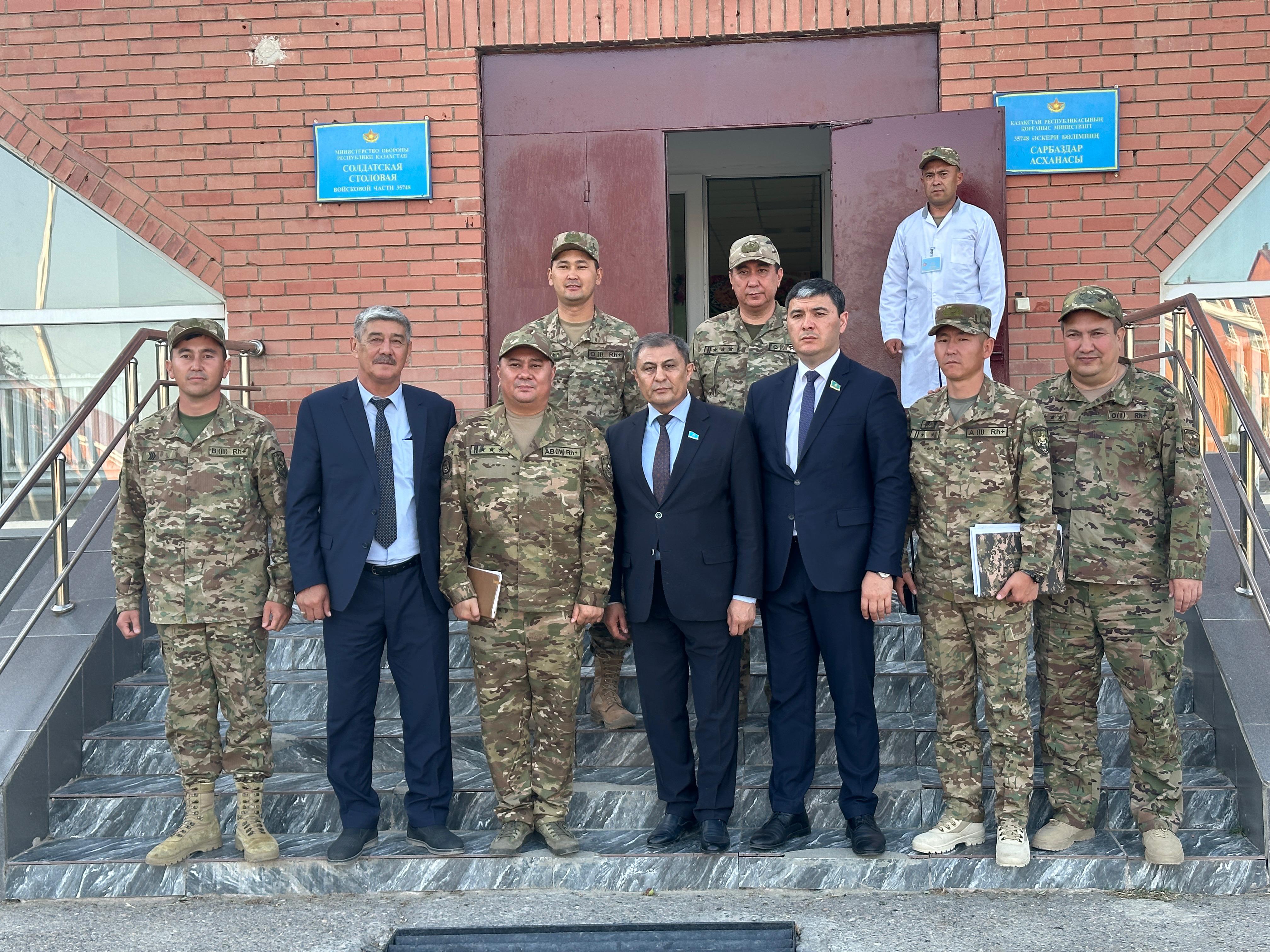 Шымкент қаласының жұмылдыру дайындығы, аумақтық және азаматтық қорғаныс басқармасының үйлестіруімен, ҚР Парламенті Сенатының депутаттары А.Сатыбалдиев және Ғ.Сарыбаев Шымкент қаласы ТЖД қызметімен және Шымкент қаласы аумақтық қорғаныс күштерінің 50120 әскери бөліміне шақырылған тактикалық-арнаулы оқу-жаттығуға қатысушы әскери міндеттілермен «Ақтас» оқу-жаттығу полигонында барып кездесу өткізіп, атқарылып отырған жұмыстарымен, базалық материалдық ресурстарымен таныстырылды.