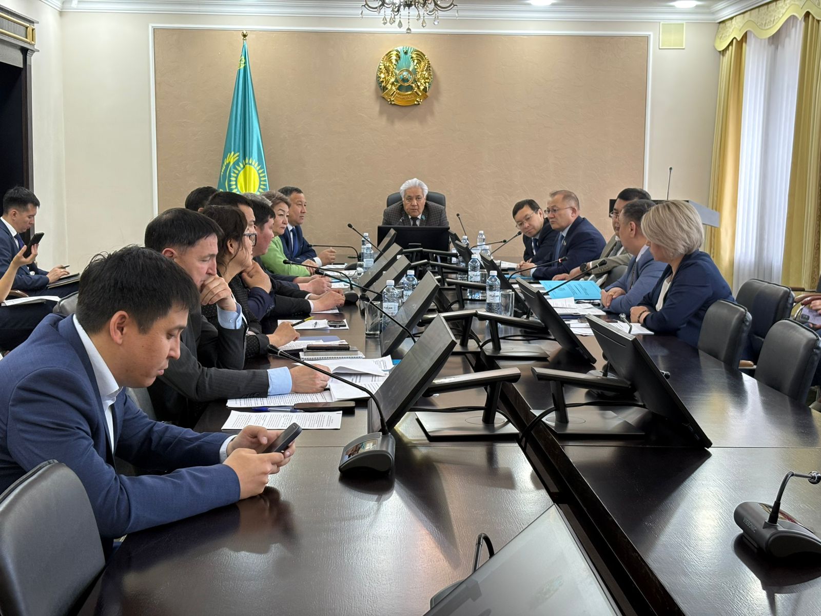 Экономика және бюджет мәселелері жөніндегі тұрақты комиссияның отырысында өзекті мәселелер қаралды